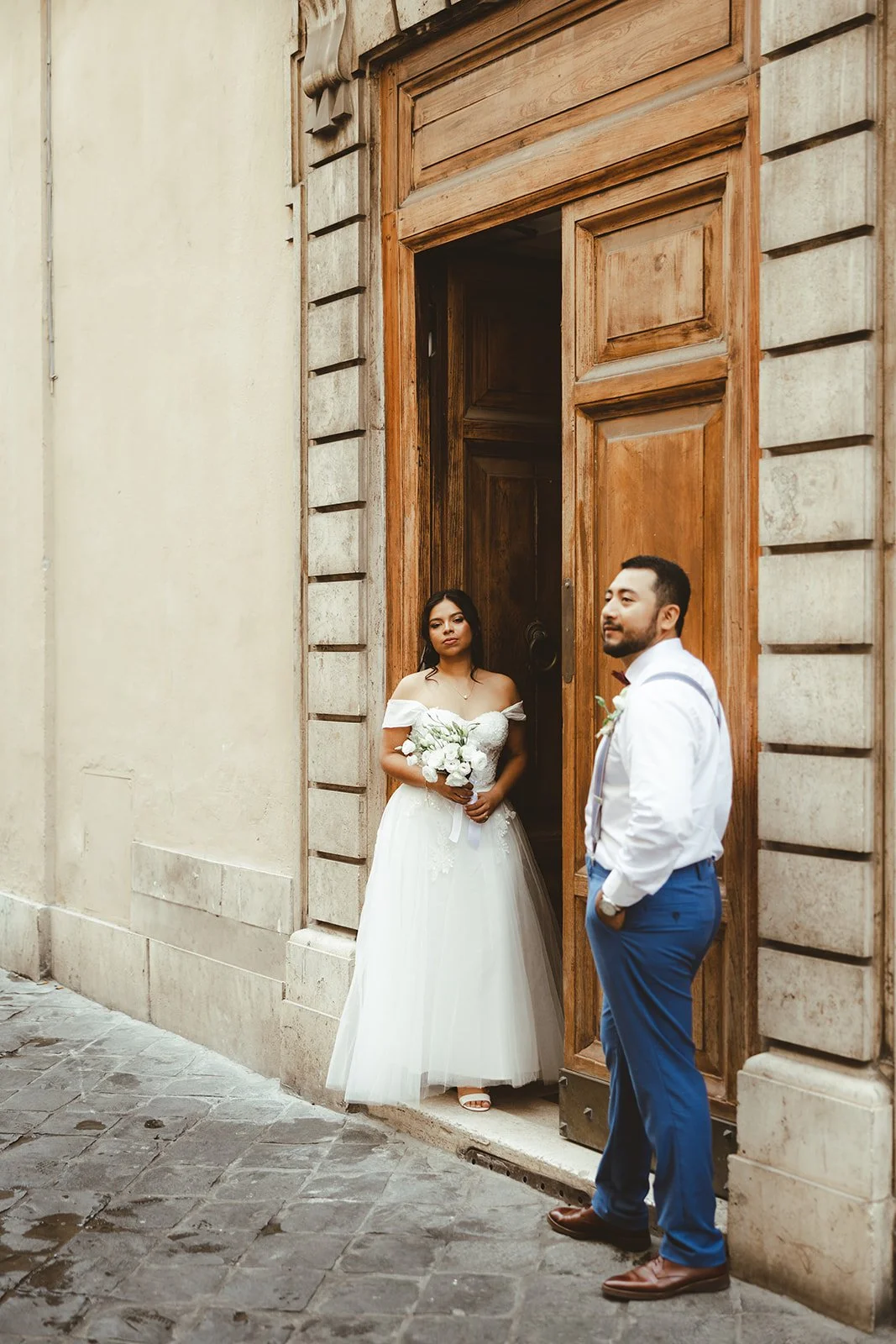 wedding photography of a couple in the streets of rome