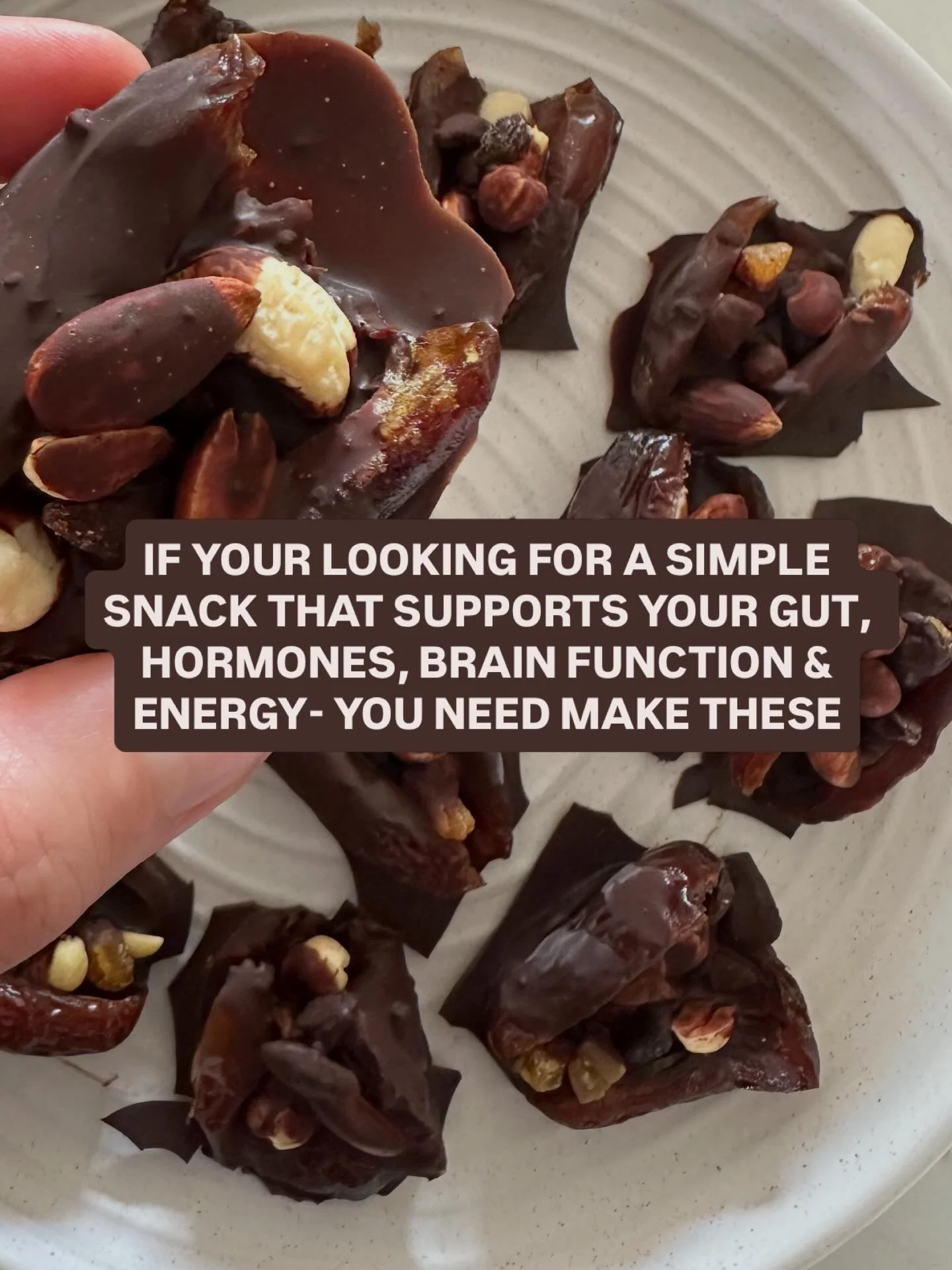 Short on snack ideas? Save this to make for your next snack rotation. SO simple and so yum. 

The benefits of these snacks? 
🤎quick natural sugars &rarr; instant energy
🤎healthy fats &rarr; keep you stable (no crash 20 mins later)
🤎magnesium + min