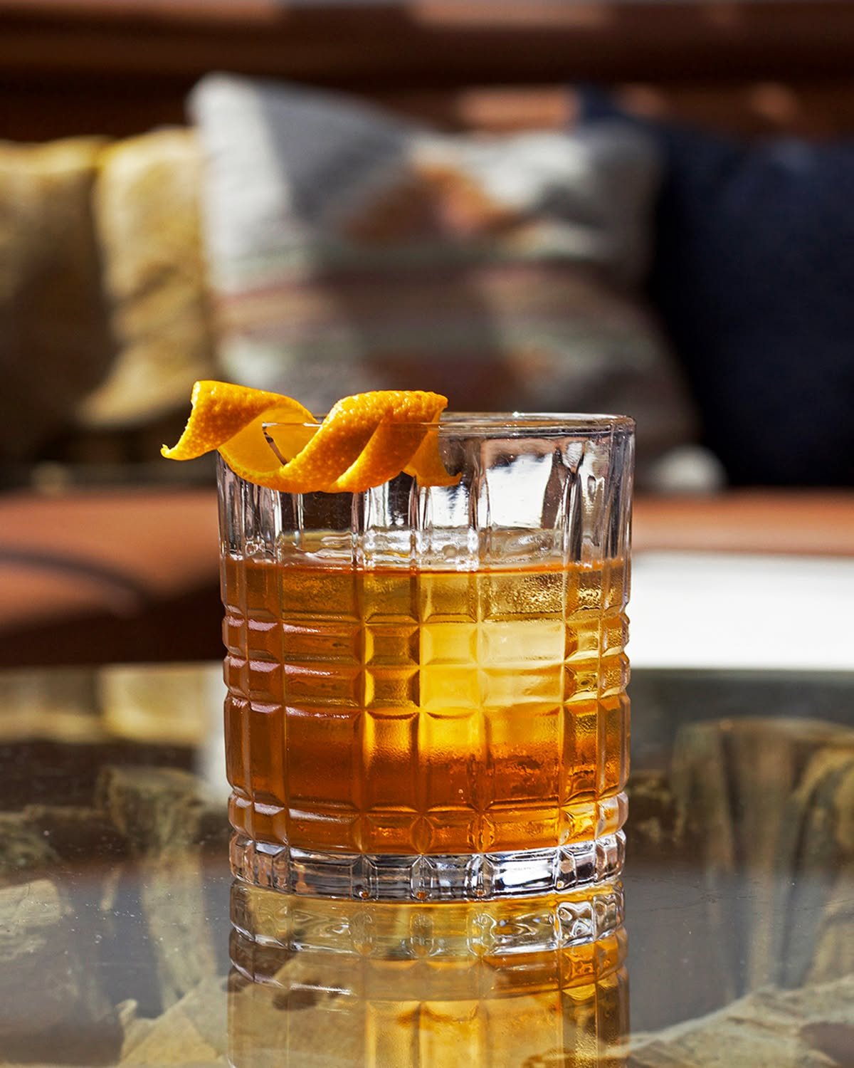 This is your gentle - but firm - reminder that the weekend starts now 

You&rsquo;ve survived the first full pos-holiday week and we&rsquo;re here to raise a toast in your honor.  So come through, pull up a stool, and let the afternoon moments slip a