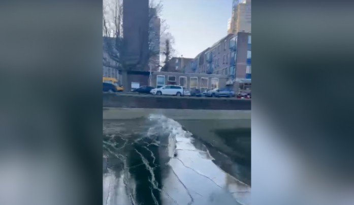 Watch Frozen Waves at Rif010