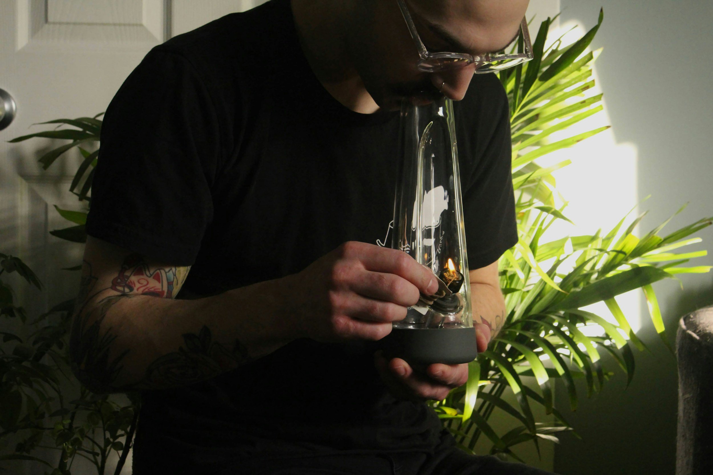 The Art of Cannabis Topping: How Connoisseurs Enhance Flower