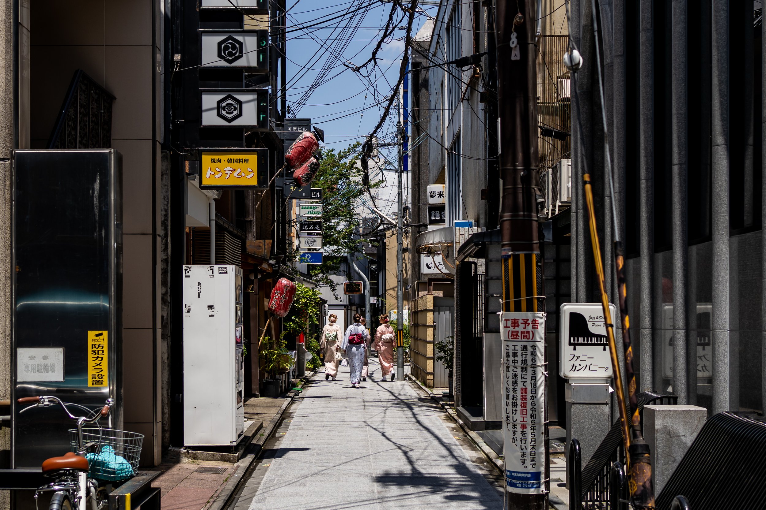 Tourists in Kimono walking around Gion, Kyoto by Sanïa Spiri