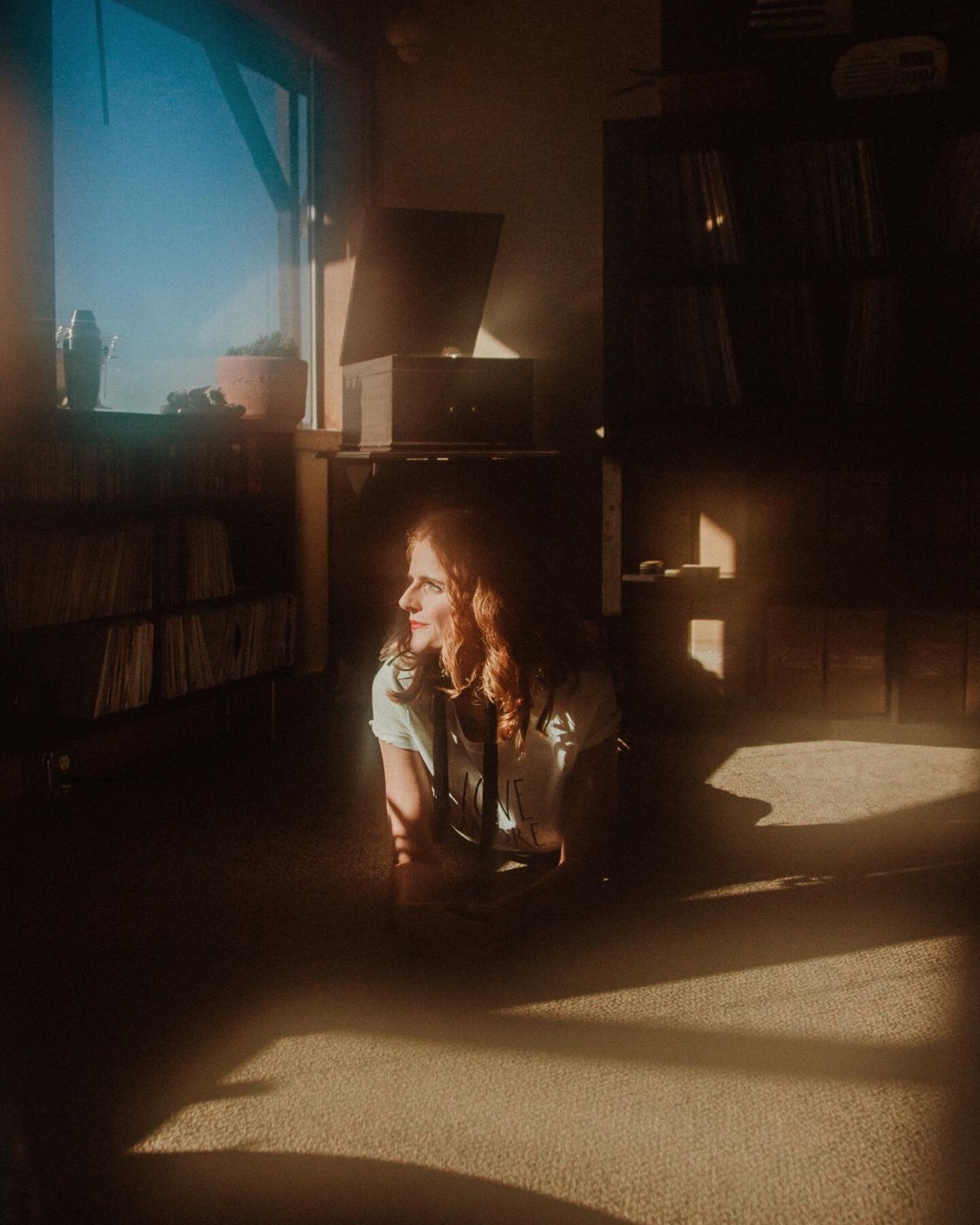 Love these shots of multi-hyphenate creative @theamyjodavies in her gorgeous Astoria studio, full of antique wood, vintage lamps &amp; art, right on the water. A dream! 🌊✨
.
.
.
#pnwphotographer #portlandphotographer #pdxphotographer #astoriaoregon 