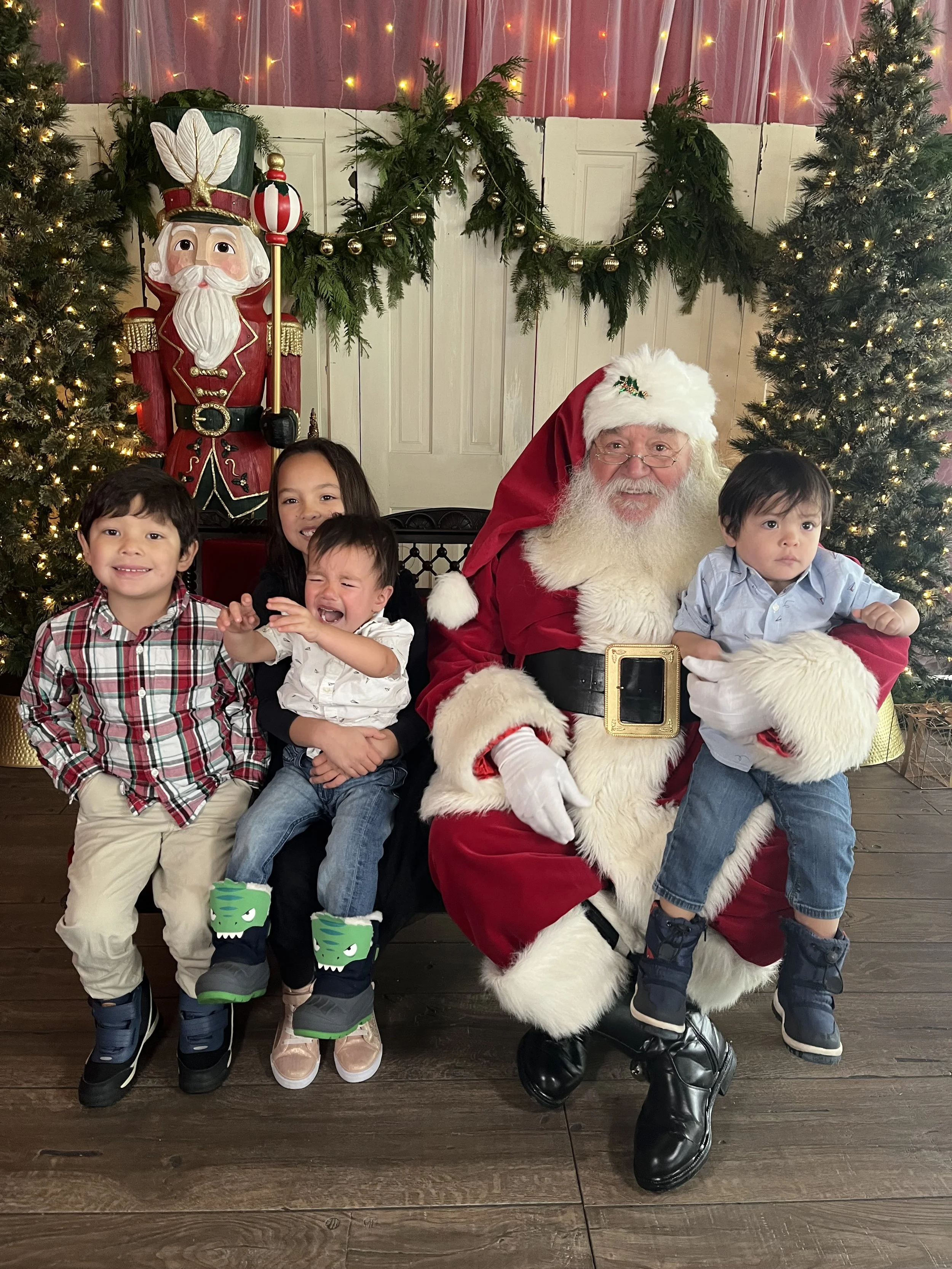 lindys-landing-santa