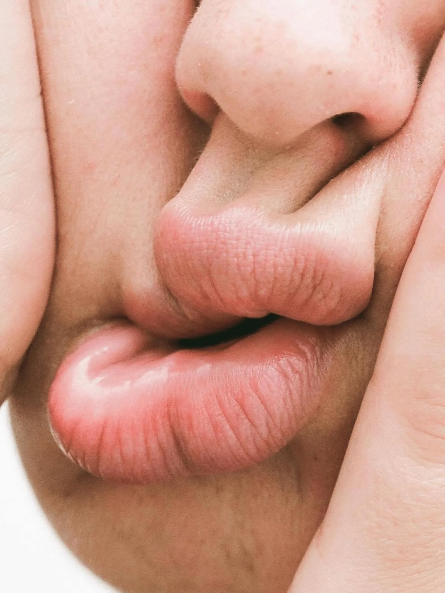 Don&rsquo;t Brush Straight After Vomiting
🚫 Brushing immediately after vomiting can damage enamel.
Acid softens the tooth surface so brushing too soon can cause erosion.
What to do instead:
 ✔ Rinse with water
 ✔ Chew sugar-free gum
 ✔ Wait at least