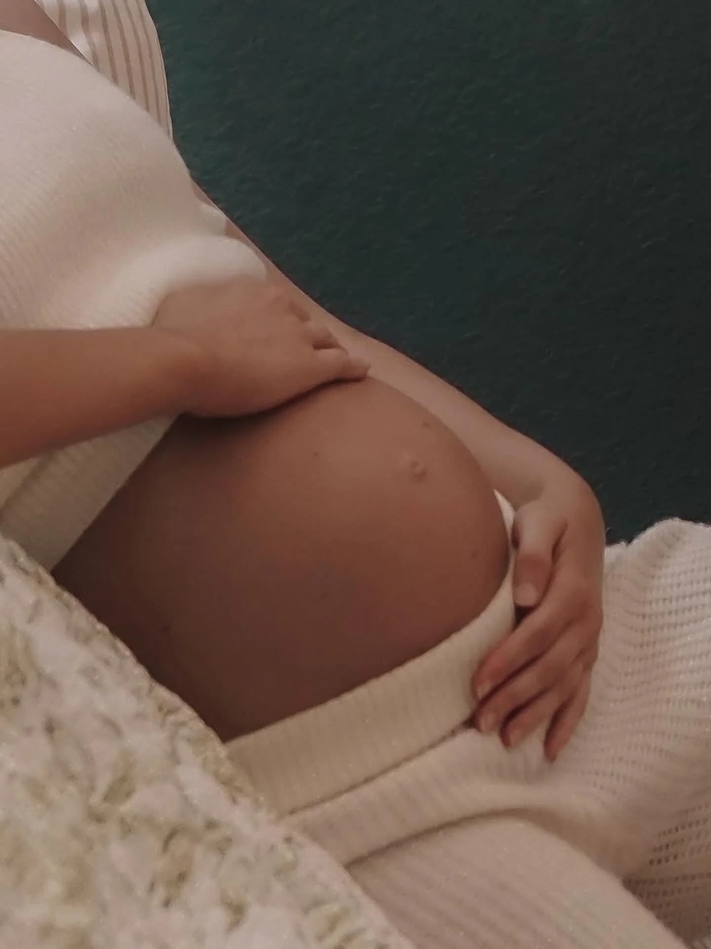 Your Diet &amp; Baby&rsquo;s Teeth
🍼 Your baby&rsquo;s teeth begin forming between months 3&ndash;6 of pregnancy, which sounds crazy!

So what you eat now not only supports both your oral health but theirs as well.
Early on make sure to focus on:
 ?