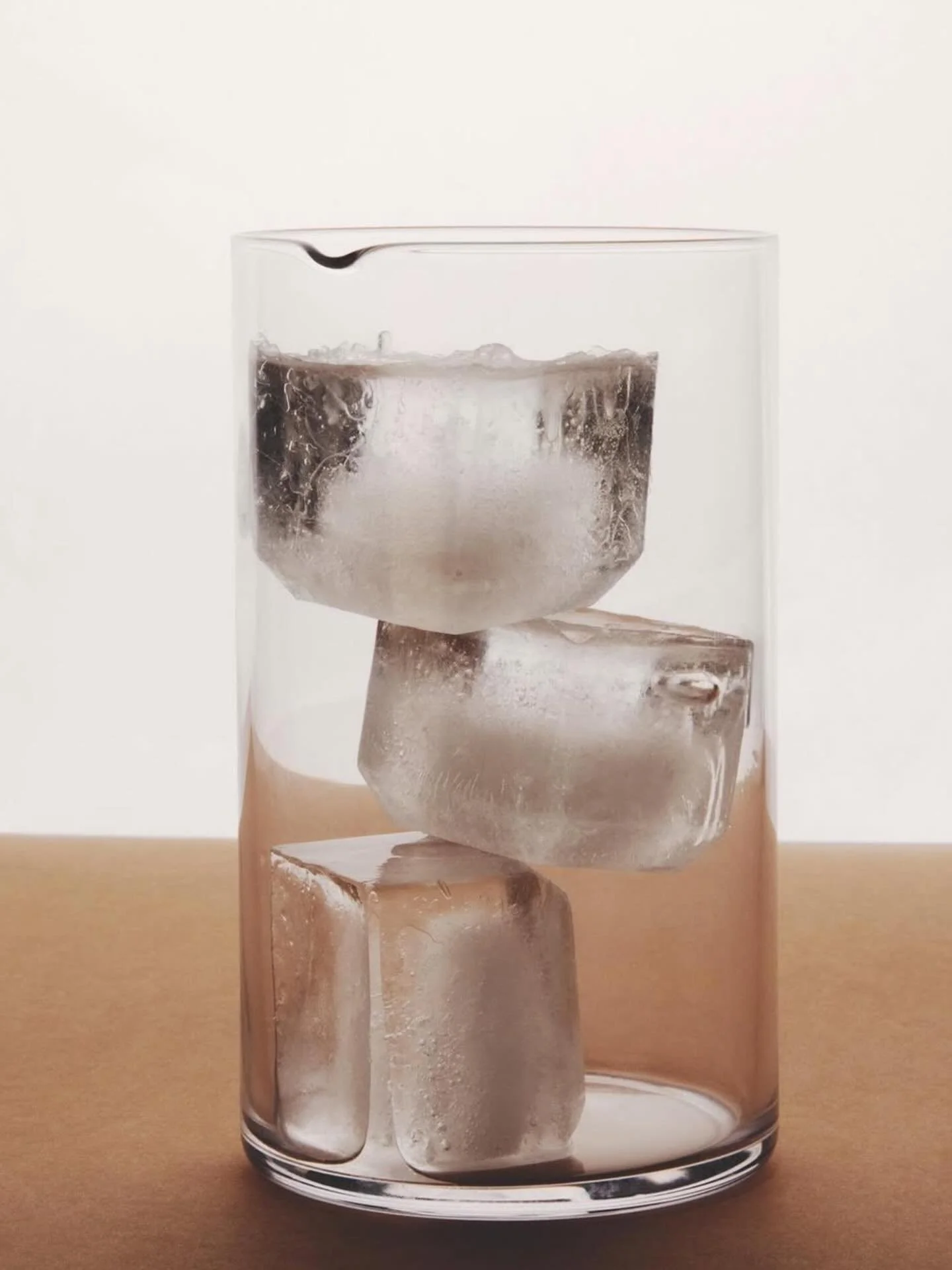 Dry Mouth During Pregnancy
👄 Dry mouth is common in pregnancy and your saliva is essential.

Low saliva can increase:
 🦷 Cavities
 🦷 Gum disease
 🦷 Sensitivity
 🦷 Bad breath

Relief tips:
 💧 Sip water regularly
 🫙Keep a bottle nearby
 🦴 Chew 