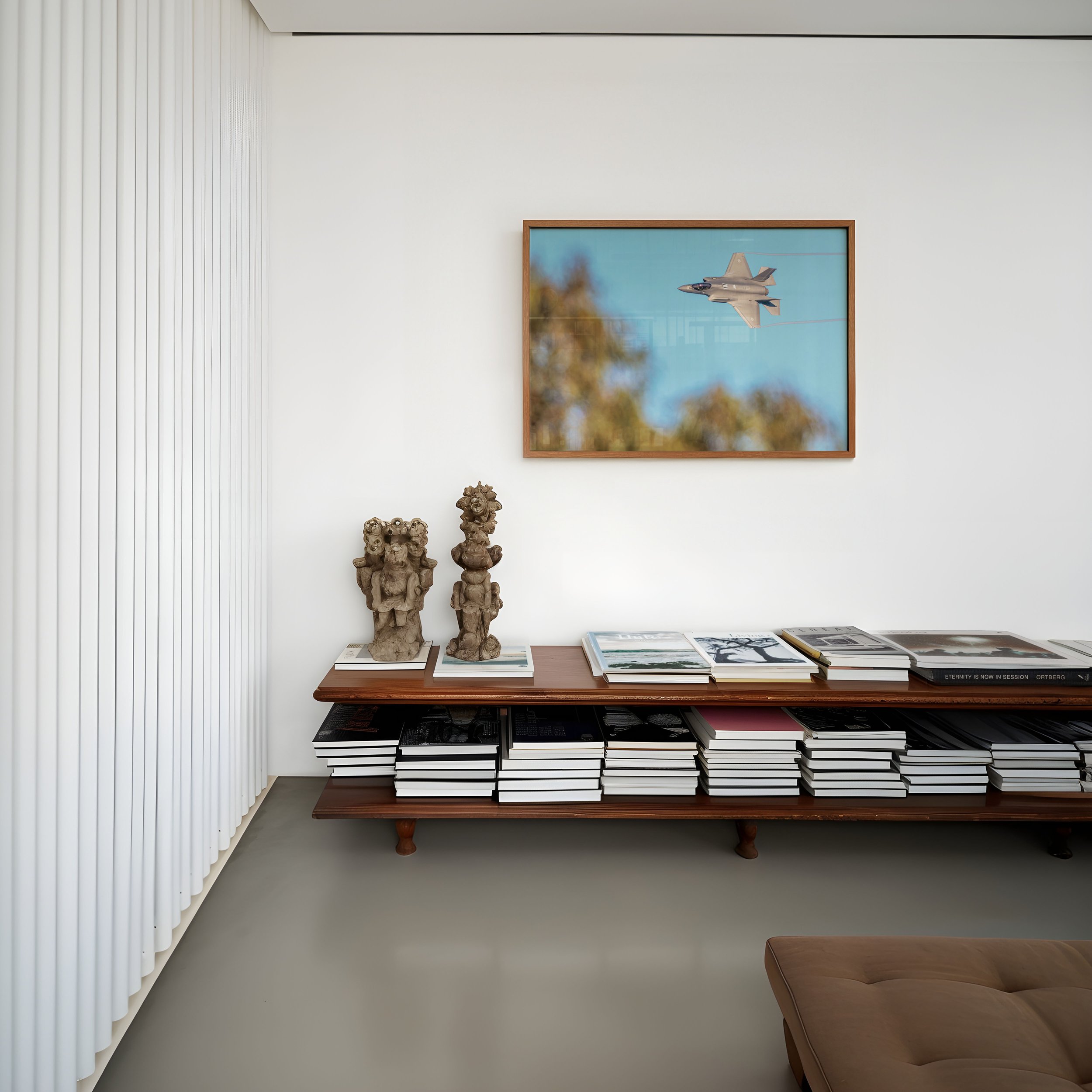 Mock-v3-DIN-A-horizontal-frame-low-bookshelf-statues-0090-NOMAT_SS-YWLM-F-35-v4-Full.jpg