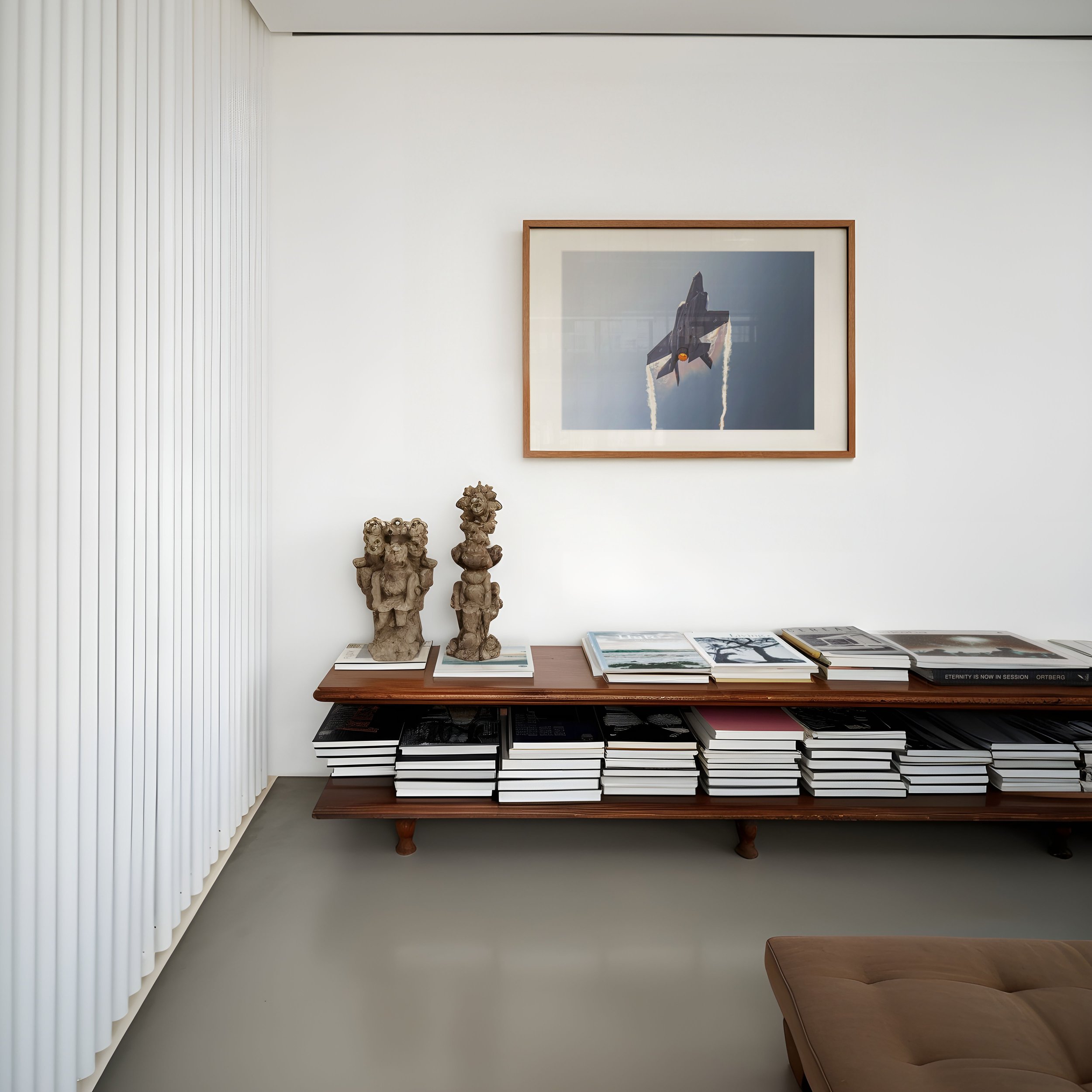 Mock-v3-DIN-A-horizontal-frame-low-bookshelf-statues-0090-MAT_SS-NCAS-D7A4828.jpg