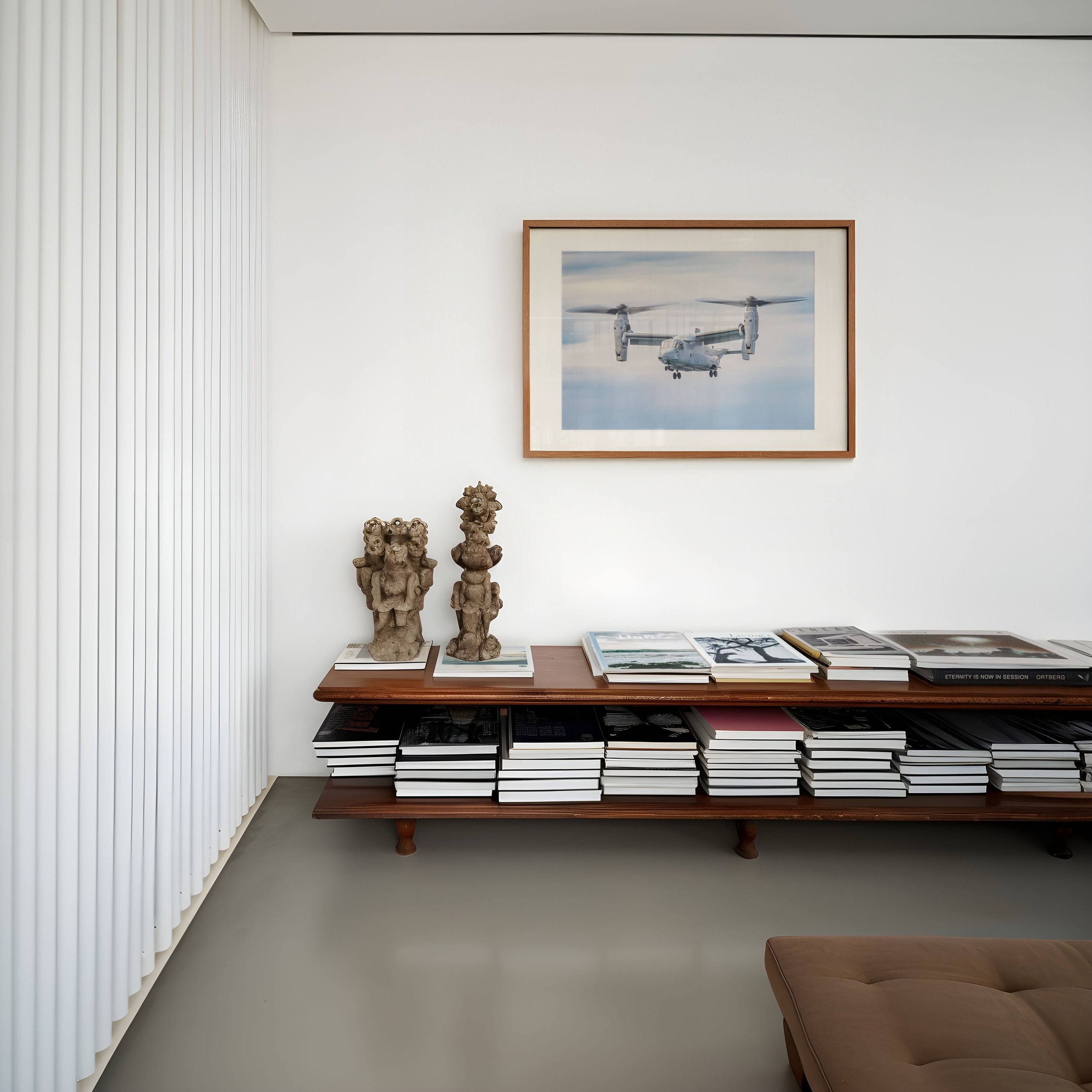Mock-v3-DIN-A-horizontal-frame-low-bookshelf-statues-0090-MAT_SS-PAS-BOG_3941.jpg