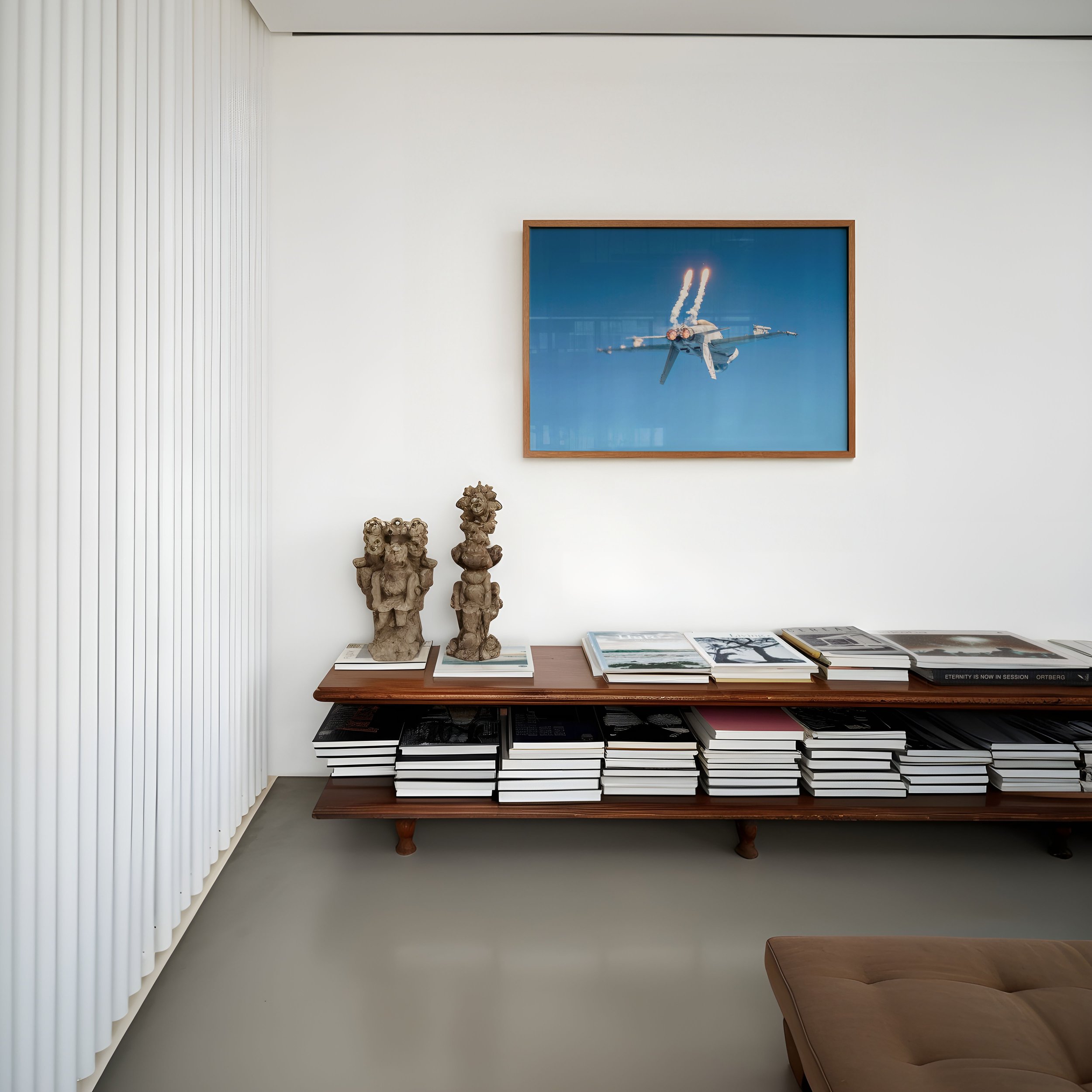 Mock-v3-DIN-A-horizontal-frame-low-bookshelf-statues-0090-NOMAT_SS-PAC-AP2I2479.jpg
