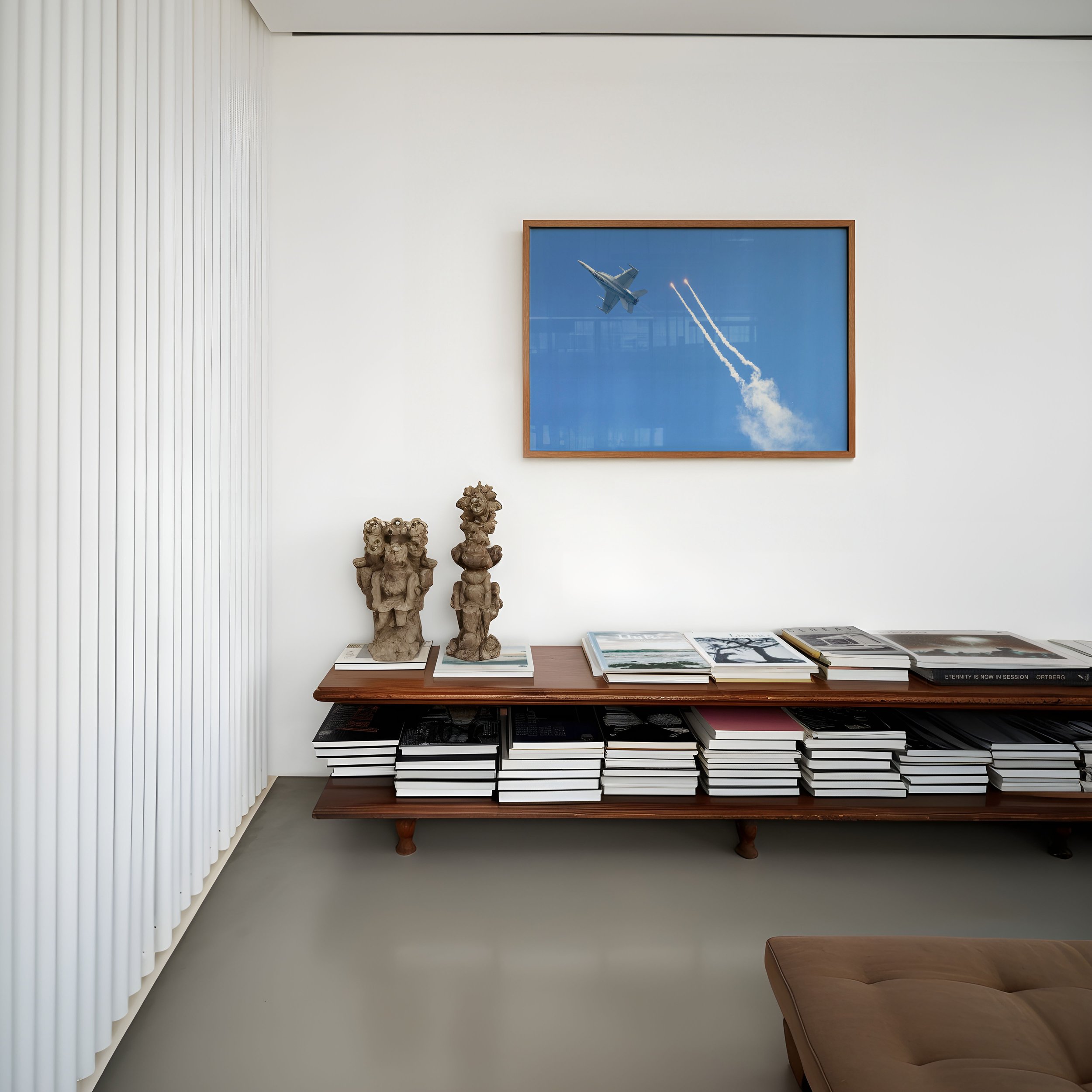 Mock-v3-DIN-A-horizontal-frame-low-bookshelf-statues-0090-NOMAT_SS-PAC-BOG_5426.jpg
