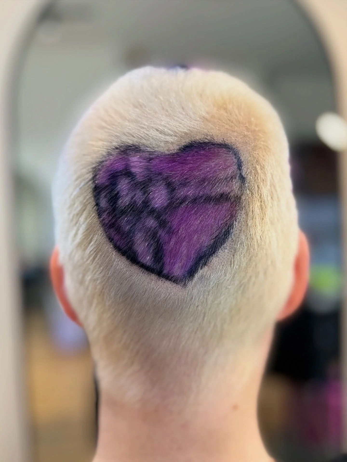 🎁contribution🎁

A big thank you to Stacey for letting me experiment on their head seeing if one of my logos translates into hair! 

First time for everything and excited where this experiment will lead!

Canvas: @soy.yecatse 
Colour: @wellapro_anz 