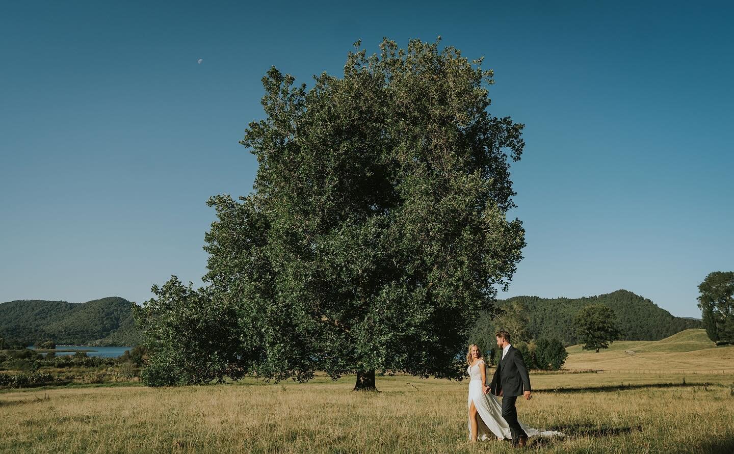 Endless blue skies for Machaela + Pete's 'something blue' on their wedding day 🩵

@intheframe_weddings