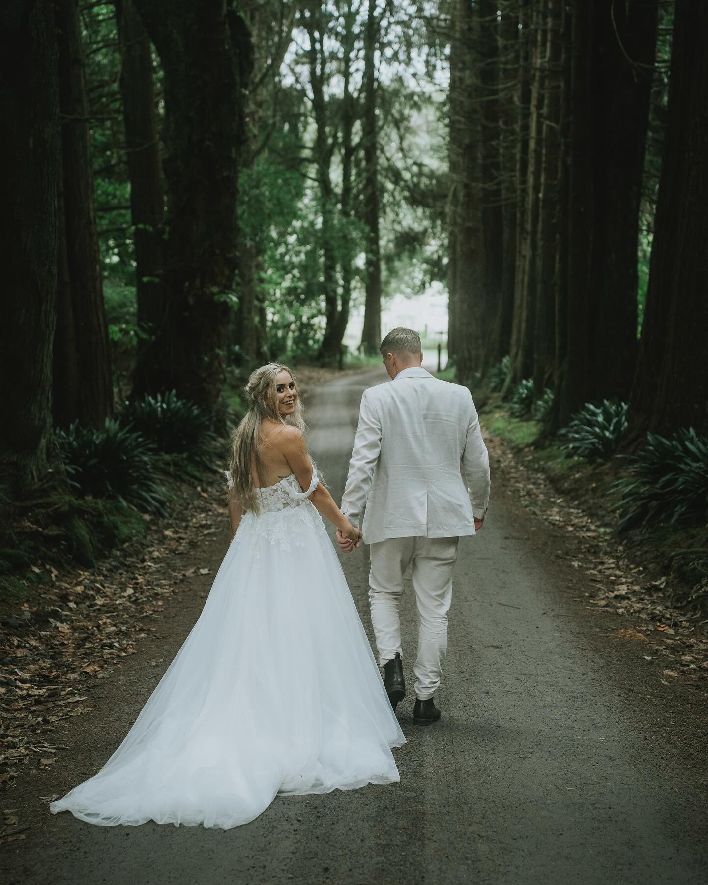 Courtney + Sam, a love-filled day where even the drizzle added to their magic 🤍

@intheframe_weddings