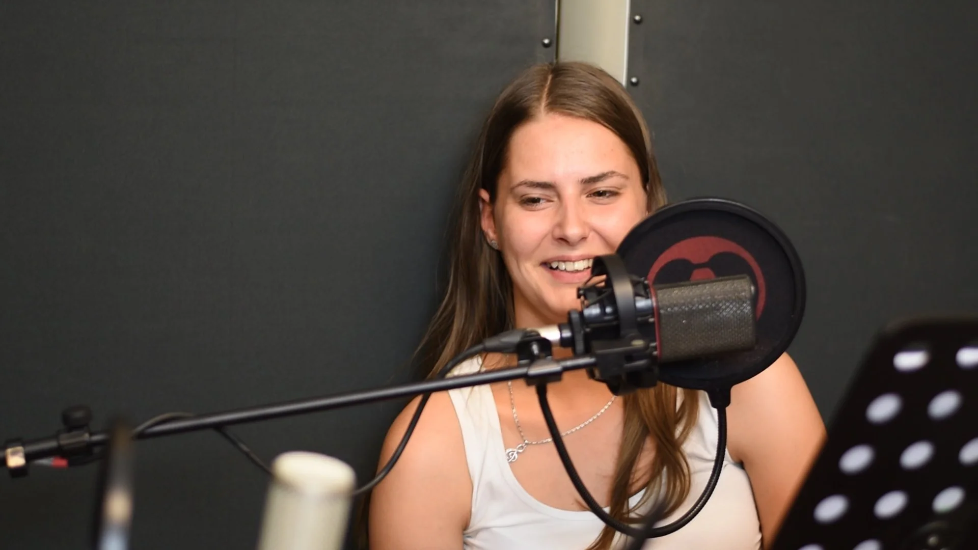 Edina szerepében Benedek Viktória