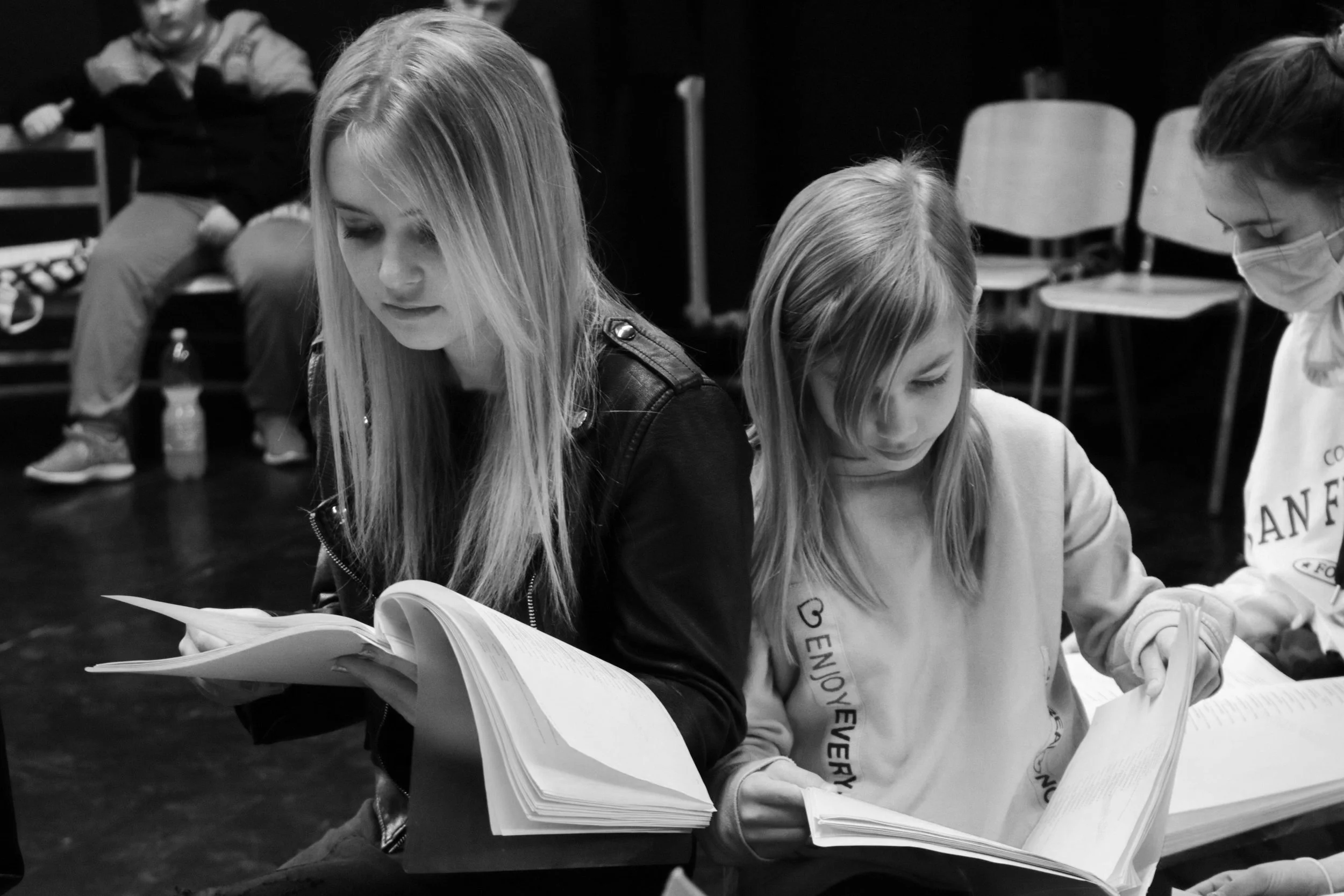 Támogasd 2500 + 2500 Ft-al a Vigyázz hova lépsz! és a SZIA színház munkáját.