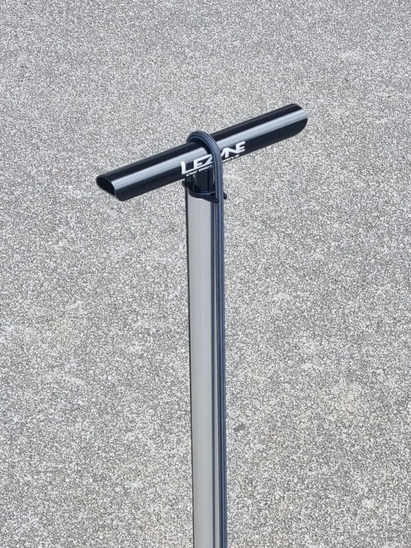 An elegant solution to getting your pump head into tight spaces that tends to be the case with many track disc wheels. CNC Digital Drive 220psi floor pump with a threaded hose that accepts the smaller form factor slip chuck.

&pound;180.