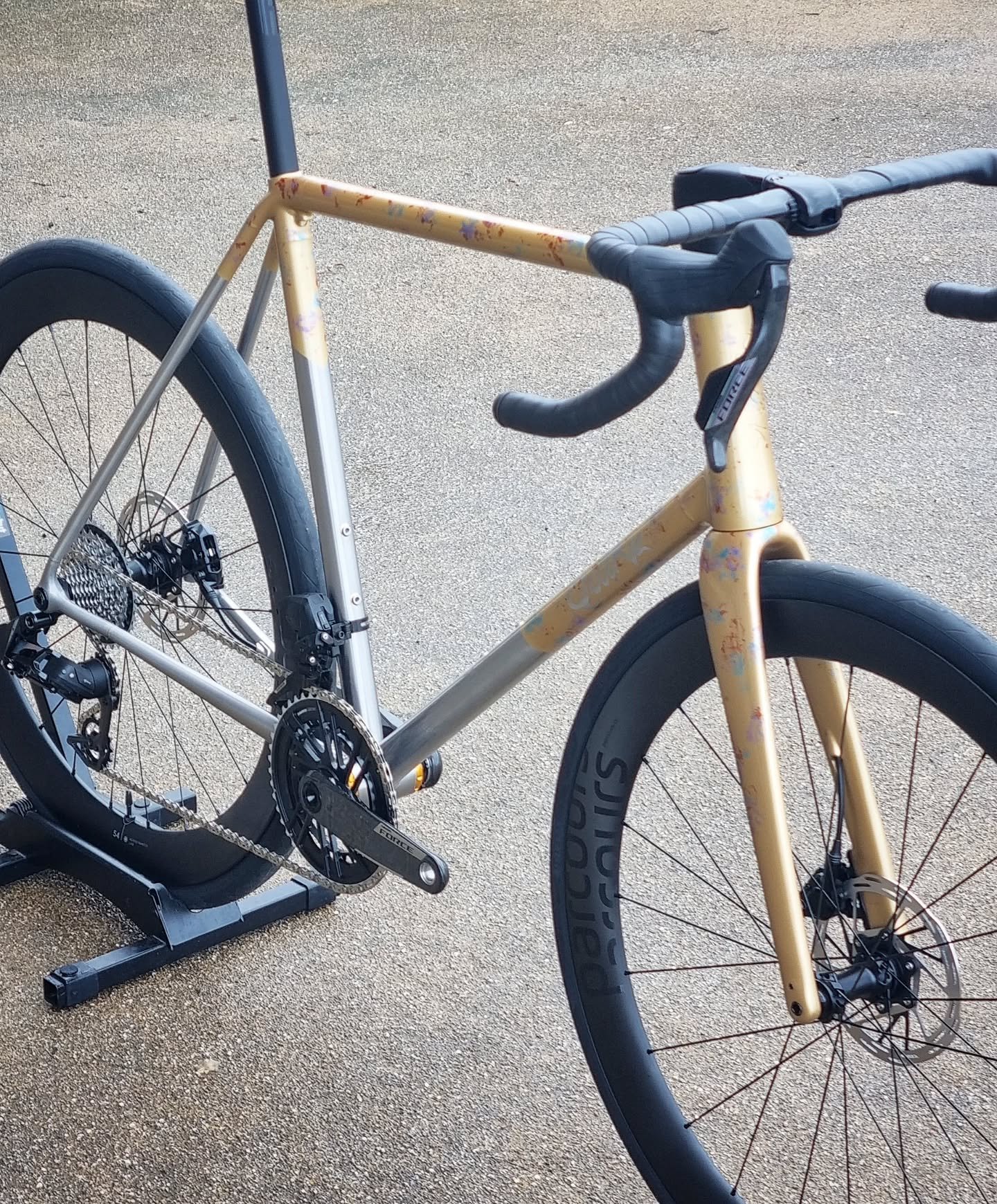 This week's custom build for @quirkcycles 

#durmitor #roadbike 

@envecomposites @pirelli_cycling @rideparcours @sramroad @chriskingbuzz