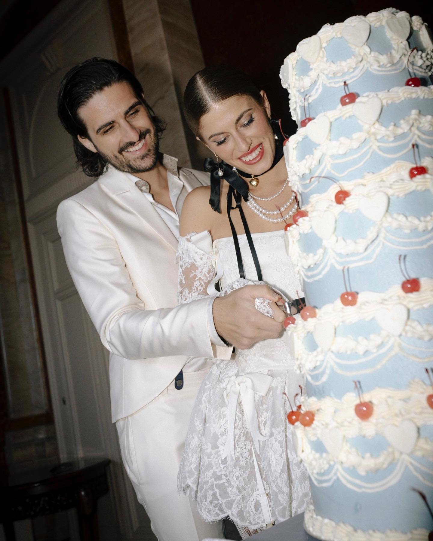 THAT CAKE !!! Have you seen anything like it?

Creative Director @elisabettalillyred 
Host @lillyredacademy 
Venue @villaserbellonibellagio 
Styling &amp; textiles @allegoria_textiles 
@raffy_flowing_communication 
Hair &amp; Makeup @thestudiocomo 
B