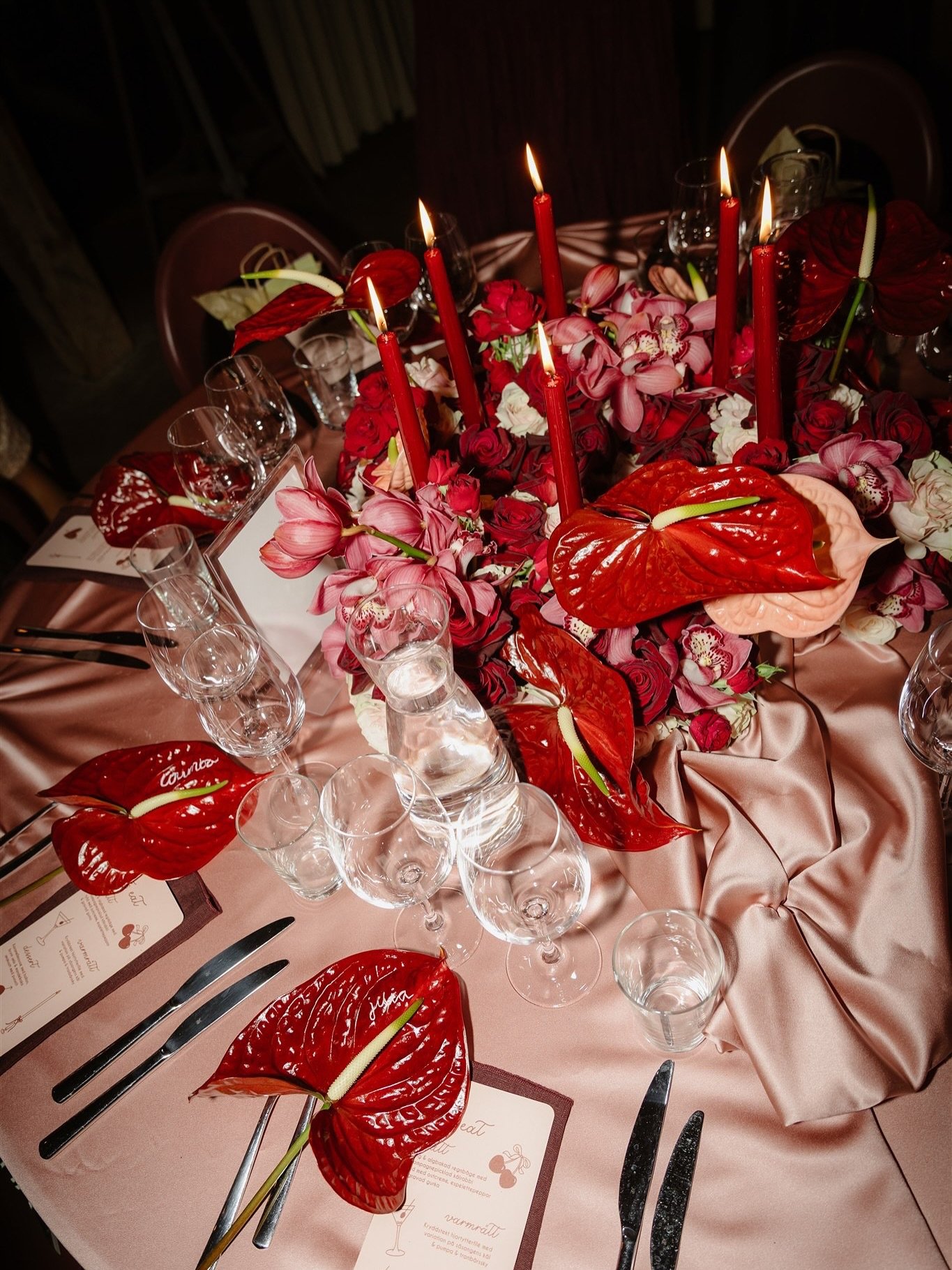 When red is the color.

#wedding #red #flowers #weddingphotographer #tablesettings