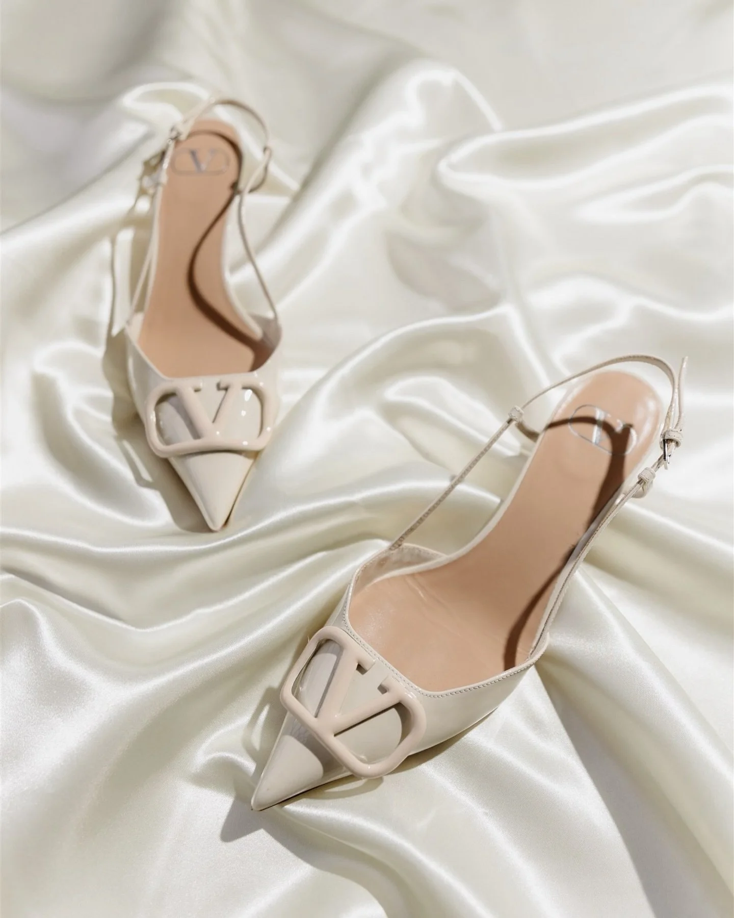 Every detail is your choice.

#wedding #br&ouml;llop #shoes #valentino #weddingshoes #weddingphotography #weddinginspiration