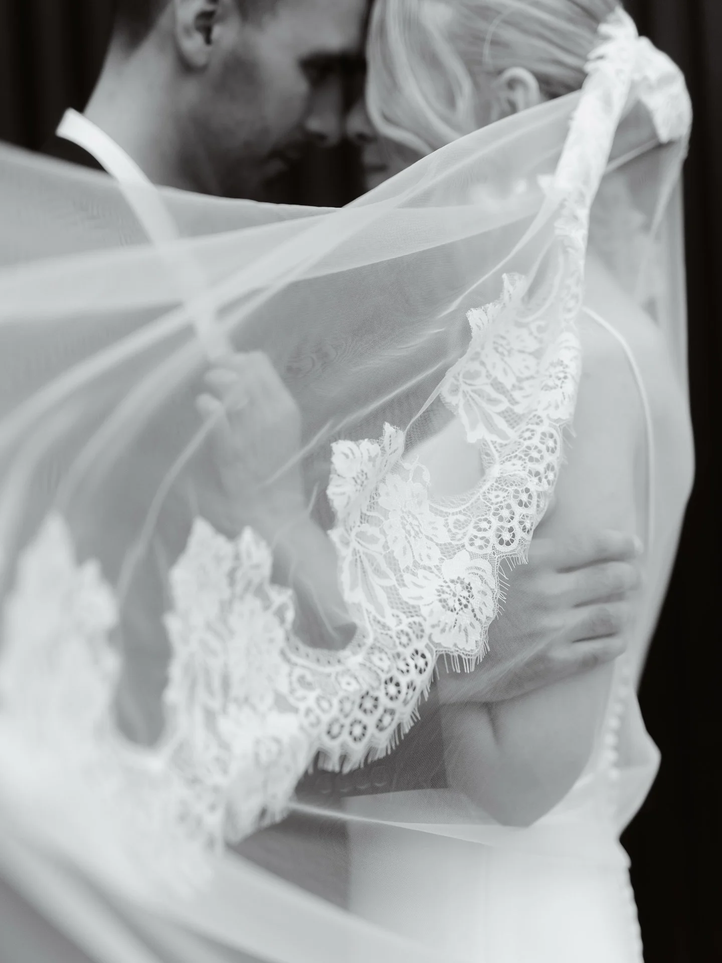 Forever in love with lace edge veils.

#wedding #weddingdetails #weddingphotographer #br&ouml;llopsfotograf #laceedgeveil #veil