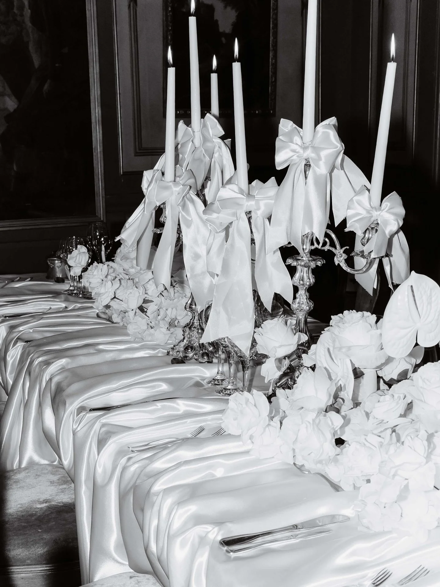 Be bold. It pays off.

Photographer @noorstudio_weddings 
Styling @wild_dahlia_weddings 
Venue @vastanaslott