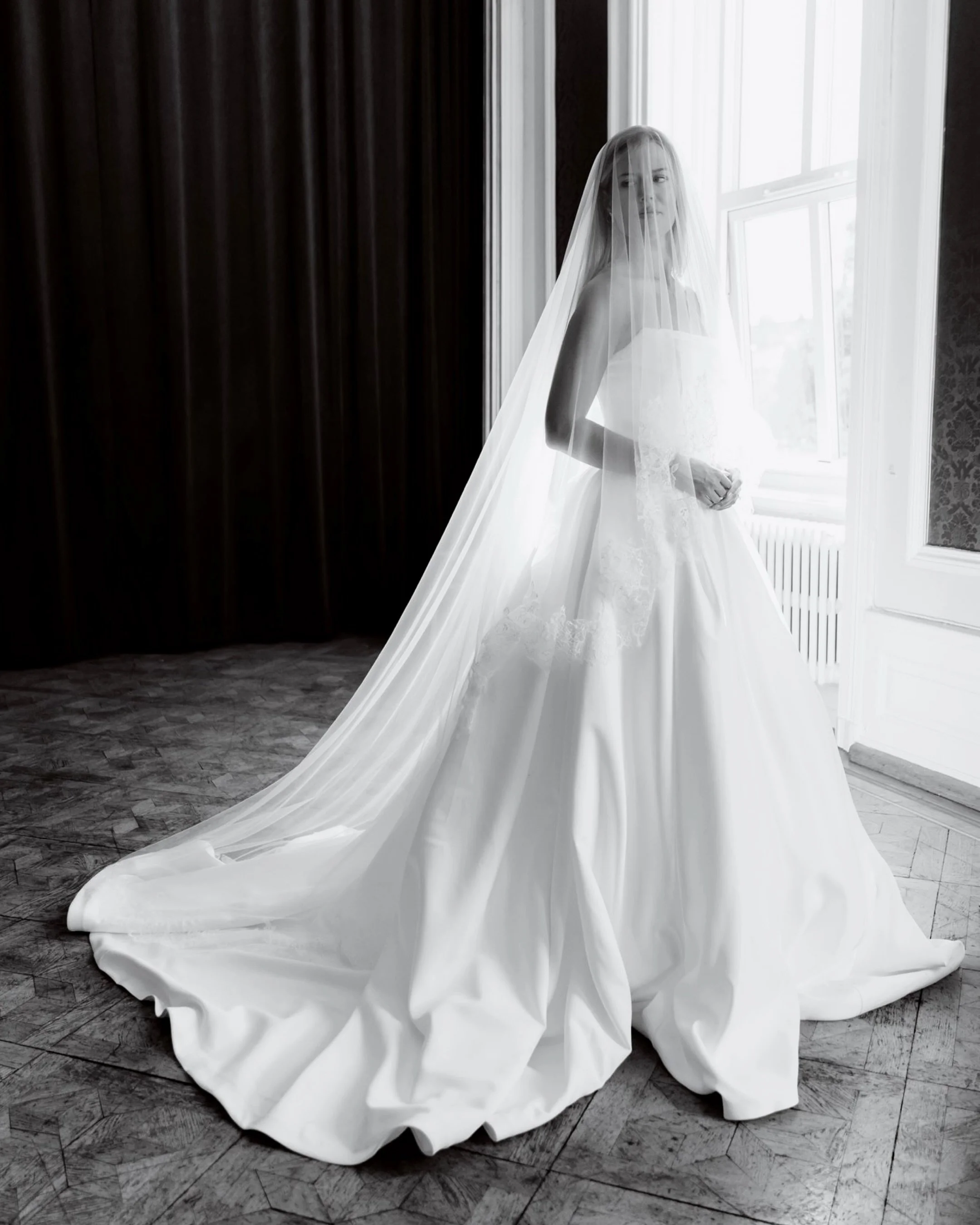 Bridal portraits in &rdquo;The Red Salon&rdquo;.

Venue @elitestorahotelletjonkoping
Dress @kristinabrudochfest