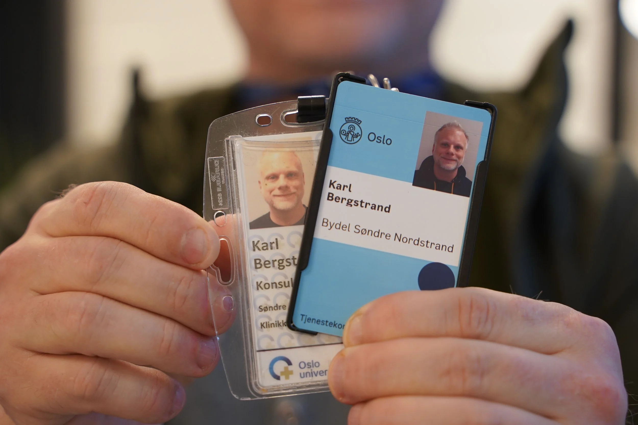 Karl viser stolt fram adgangskortene han har som viser at han jobber i Oslo kommune, en jobb som ble mulig ved hjelp fra Fontenehuset