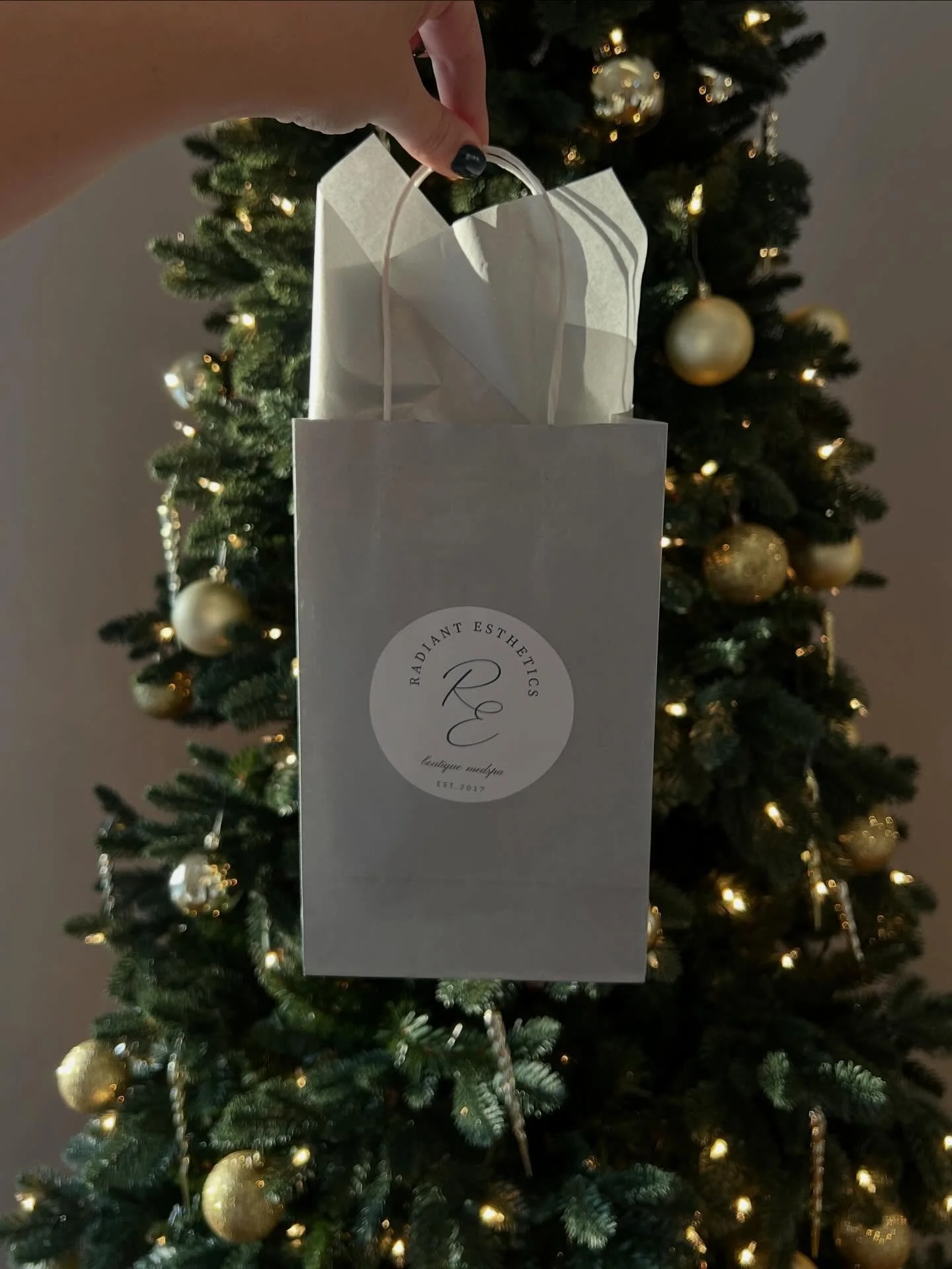 Some of our favorite @skinbetter products that you need as stocking stuffers this holiday season! 🎁🎄

&bull;MYSTRO REVIVE RENEWING SERUM
&bull;A-TEAM DUO KIT
&bull;TRIO REBALANCING 
&bull;ALPHARET EXFOLIATING PEEL PADS

Shop in store or online at 
