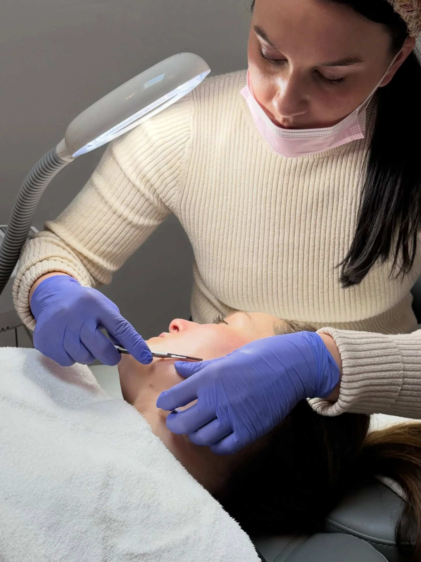 Sunday reset with our esthetician, Olivia✨

Why should you incorporate dermaplaning into your routine: Fact vs Myth✨

Fact: 
&bull;Removes dead skin cells
&bull;Improves skincare absorption 
&bull;Instant glow with minimal downtime
&bull;Improves mak