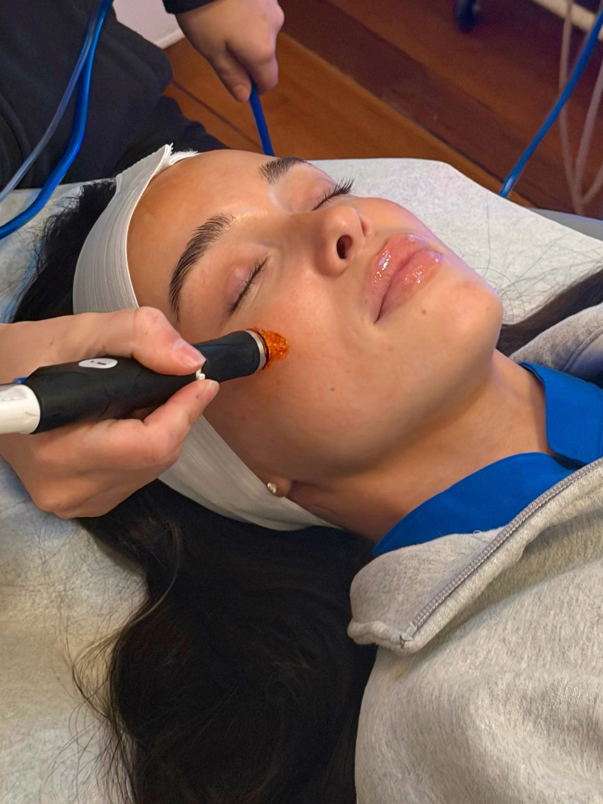 Saturday Reset With @hydrafacial 🌷✨

✨Cleanse, extract, hydrate✨

Why Hydrafacial? 
&bull;Improves your skin texture and tone 
&bull;Unclogs pores 
&bull;Brightens complexion 
&bull;Hydrates dry skin 
&bull;No downtime
&bull;Instant glow 

Click our
