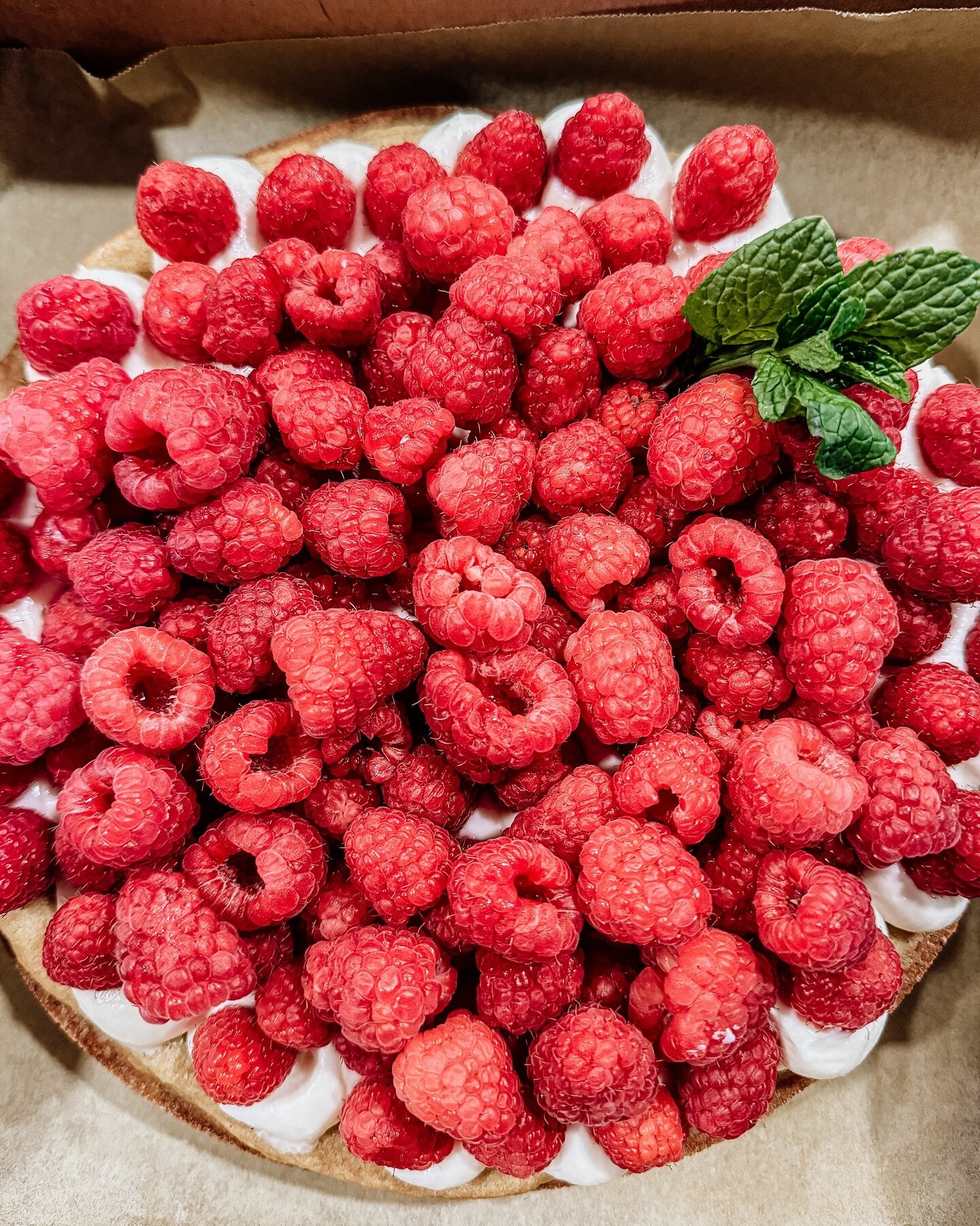 Sent this beauty out this morning. 🥲 I love how fresh fruit makes absolutely anything look beautiful.🙌

🍇
🍇
🍇

#grazingtable #grazingboard #charcuterie #dessertboard #dessertporn #dessertcharcuterie #catering #boisecatering #idahocatering #charc