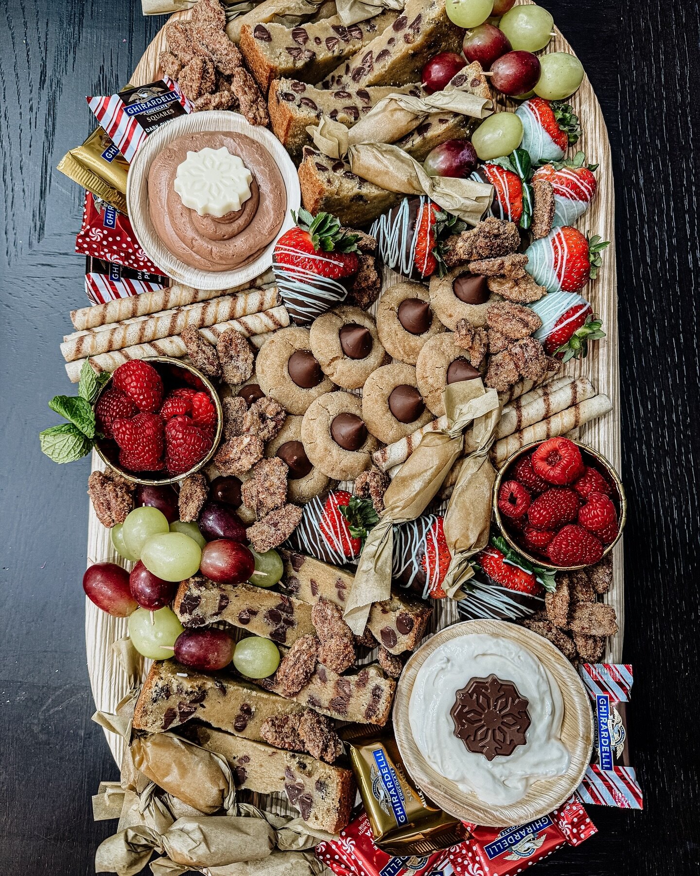 Merry Christmas! 🎄I hope you all enjoy a peaceful holiday around people that you love. ❤️

This dessert board is going out this morning to make somebody&rsquo;s Christmas extra special. 🍫 

🍪 
🍪 
🍪 

#grazingtable #grazingboard #charcuterie #des