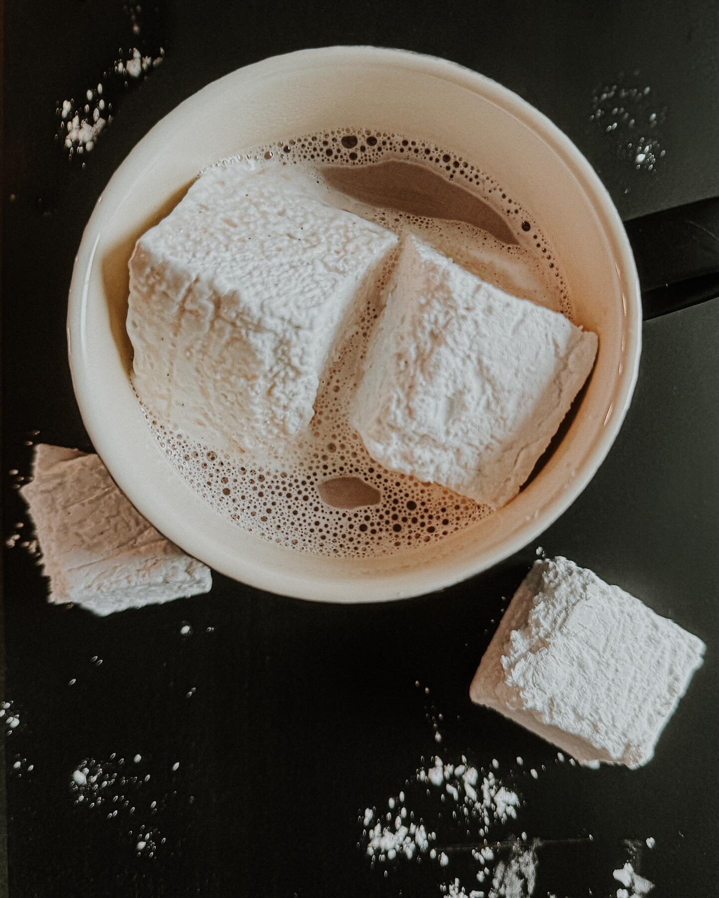 Let&rsquo;s not pretend jet puffed marshmallows don&rsquo;t have their rightful and delicious place in this world, but homemade vanilla bean marshmallows do it for me, too. 🤤

☕️
☕️
☕️

#grazingtable #grazingboard #charcuterie #dessertboard #dessert
