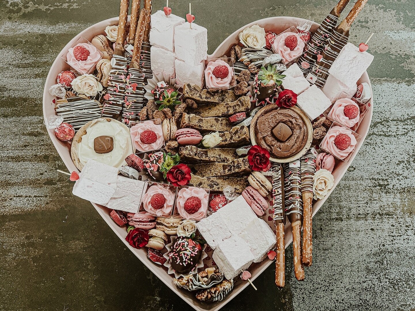 Send this to your Gal-entine. 😘

💖
💖
💖

#grazingtable #grazingboard #charcuterie #dessertboard #dessertporn #dessertcharcuterie #catering #boisecatering #idahocatering #charcuterieboards #charcuterieboardsofinstagram #dessertcharcuterie #boiseida