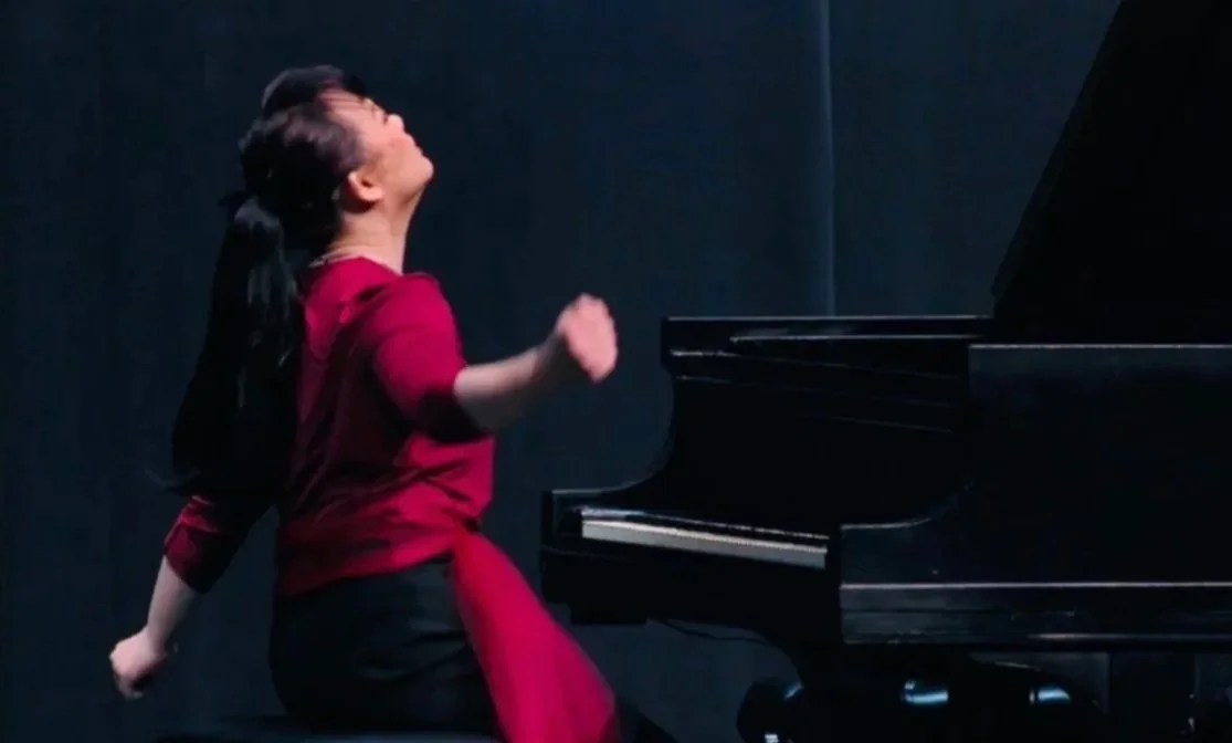 Pianist performing with confidence and physical control at the piano, demonstrating a system built for consistent high-level performances.