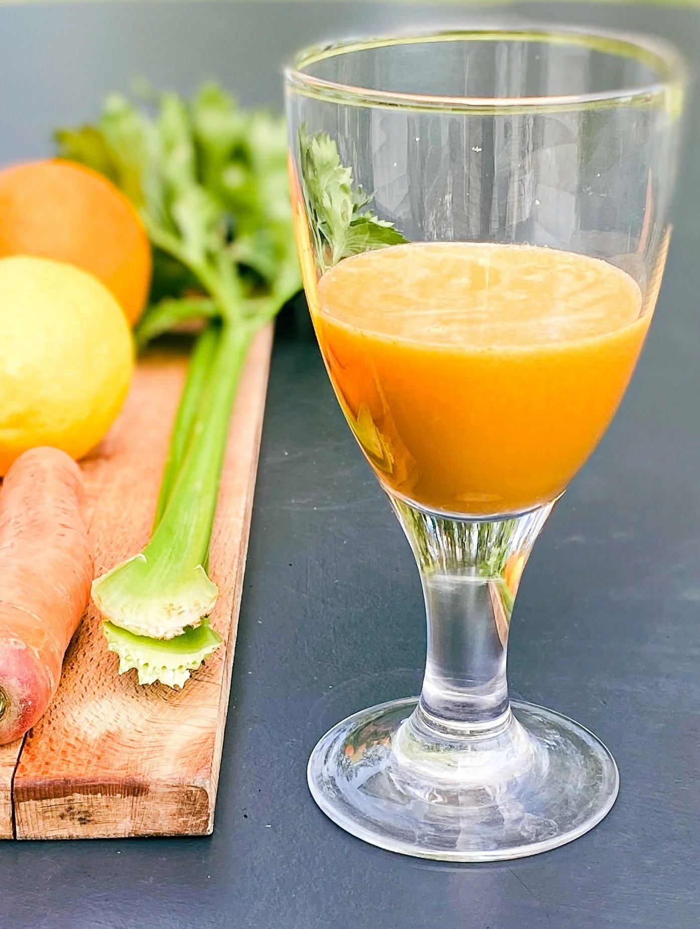 Zutaten
2 Selleriestangen
2 Karotten
1 Orange
&frac12; Zitrone

Warum dieser Saft passt:
✨ Sellerie ist reich an Wasser, Kalium &amp; sekund&auml;ren Pflanzenstoffen
✨ Karotten liefern Beta-Carotin (Vorstufe von Vitamin A) f&uuml;r Haut, Augen &amp; 