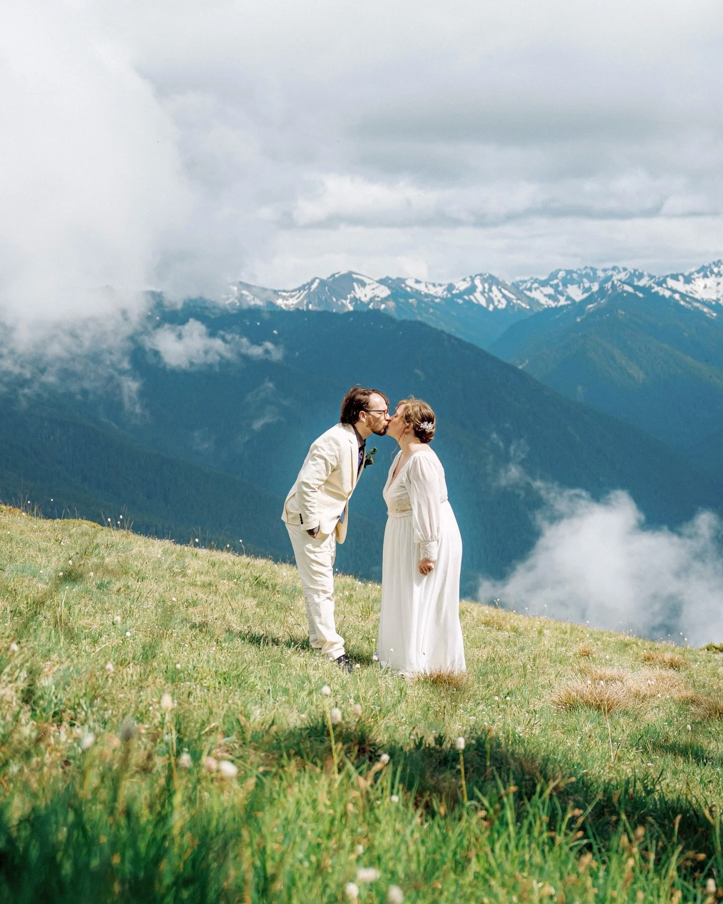 ✨ Limited time only - $100 off your 2026 elopement in PNW ✨ 
Planning a national park elopement means letting go of control a little (or a lot). 

We didn&rsquo;t get the sunrise (was supposed to). 
There were mosquitoes everywhere (luckily I wore lo