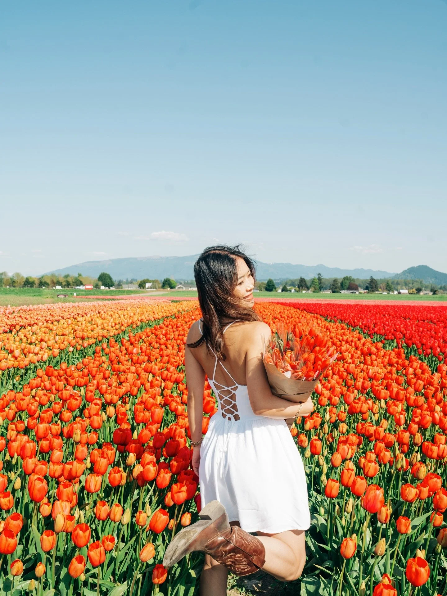 Can&rsquo;t wait to shoot at @roozengaarde again this year😌💖💐 (some self portraits clicked by a friend, posed and edited by me) 

 #seattleportraitphotographer #seattlefamilyphotographer #roozengaarde #tulipseason #springportraits