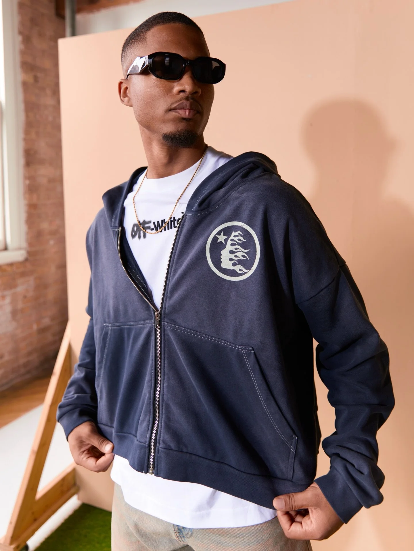 Finishing up posting our pics from our mens streetwear look book ✨ beyond proud of this team we might have knocked out 8+ fits during golden hr 🔥

Talent @tyiewilliams @tonycarrillo10 
Stylist @bymelizza @madiiisworld 
Set Design @bymelizza 
Photogr
