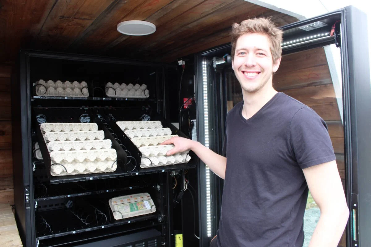 Egg Vending Machine with Elevator delivery