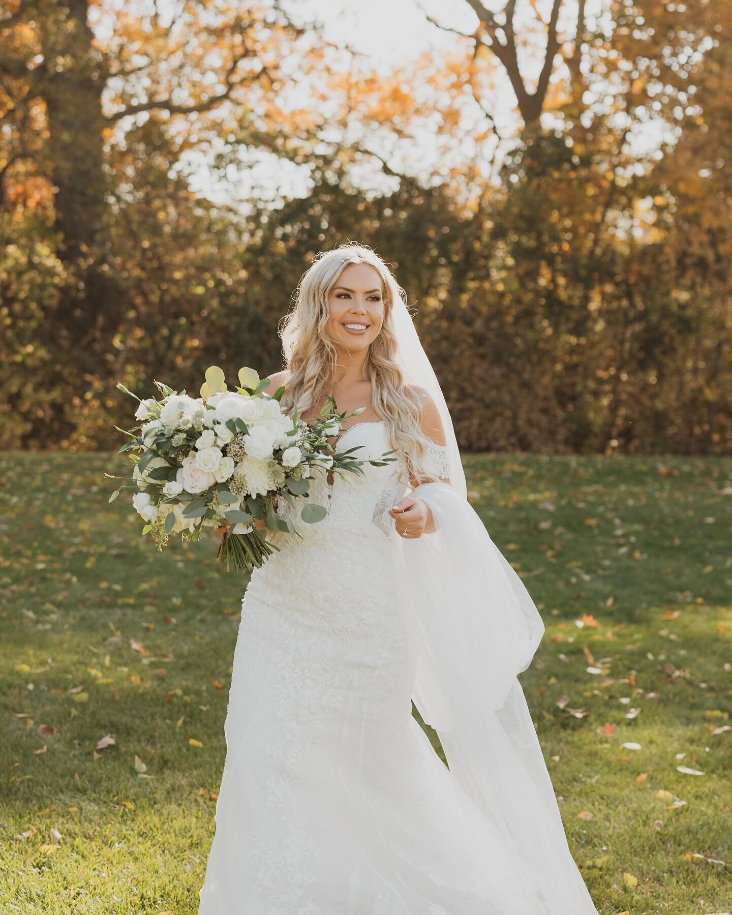 The natural autumn backdrop made for perfect photos for E&amp;P🍂

❀ The bride: @embatesxo 
✿ The photographer: @dml.films 
❀ The venue: @copetownwoods