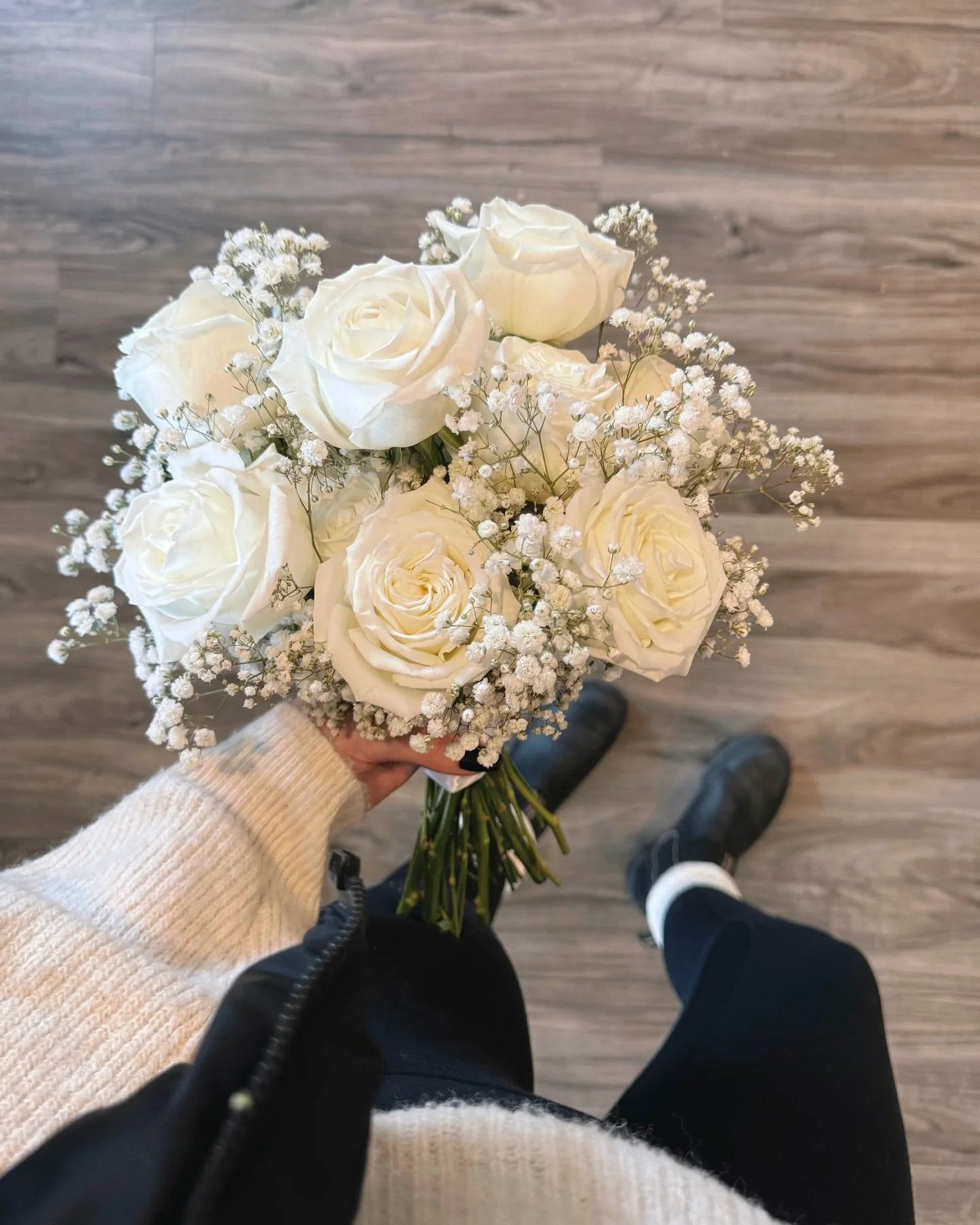 Cutesy petite bridal bouquets are in and I am here for it☁️✨ // playa blanca roses x gypsophila
&bull;
&bull;
&bull;
#bouquet #babiesbreath #babiesbreathwedding #playablancaroses #florist #weddingflorist #flowers #weddingflowers #floralinspo #flowers