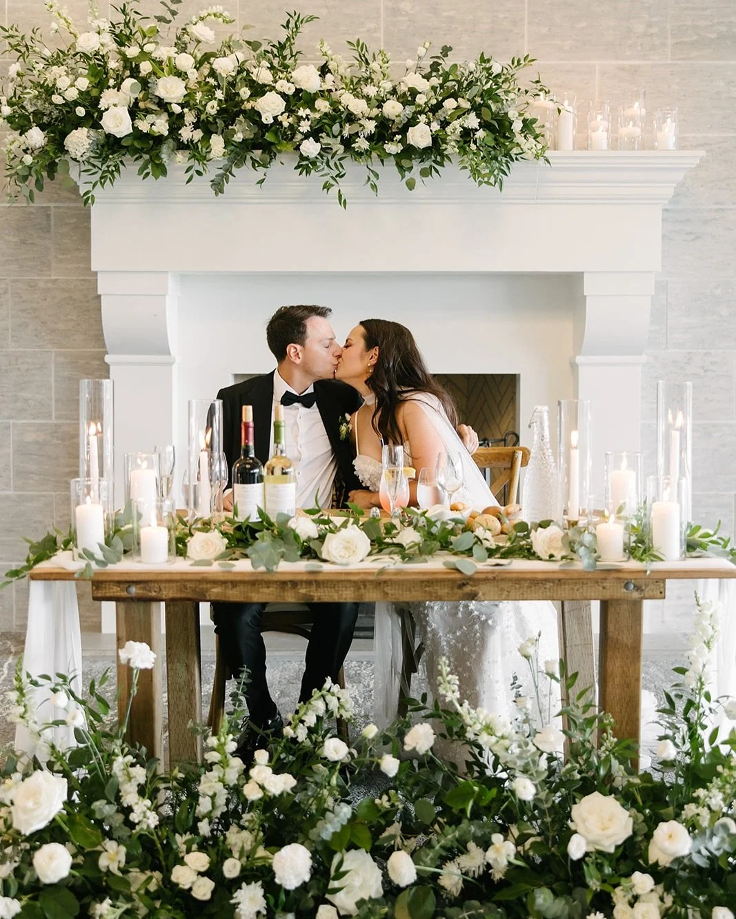 Highly recommend engulfing your sweet heart table in flowers🌿✨🤍

Venue @monthillclub 
Bride @jadevitalaraujo 
Florals @thebloomstudioca
Decor @kaywareweddings
Photography @mangostudios