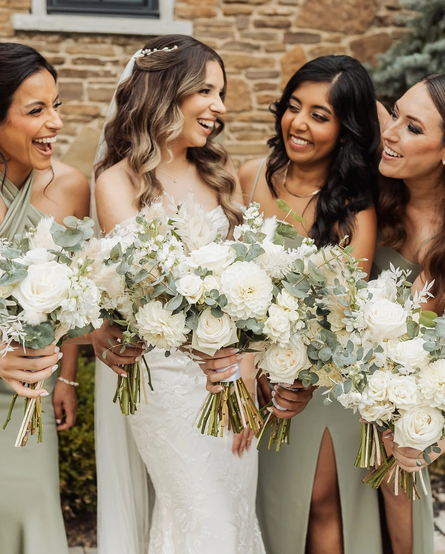 Neutrals but make it elegant with a touch of boho✨🤍🌾

Venue @theglenerininn 
Bride @katherinemarino 
Florals @thebloomstudioca
Chairs + tabletop decor @kaywareweddings
Photographer @beautifullifestudios