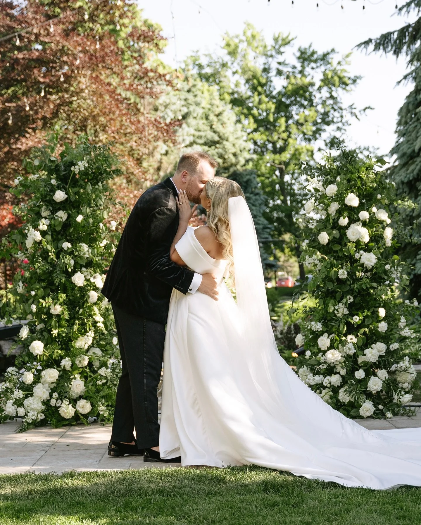 Mr &amp; Mrs Steele🤍✨🌿 // eee peony season is almost here!!

Venue @white_oaks 
Bride @courtsteele_ 
Florals @thebloomstudioca 
Photography @nicolelynne_photography