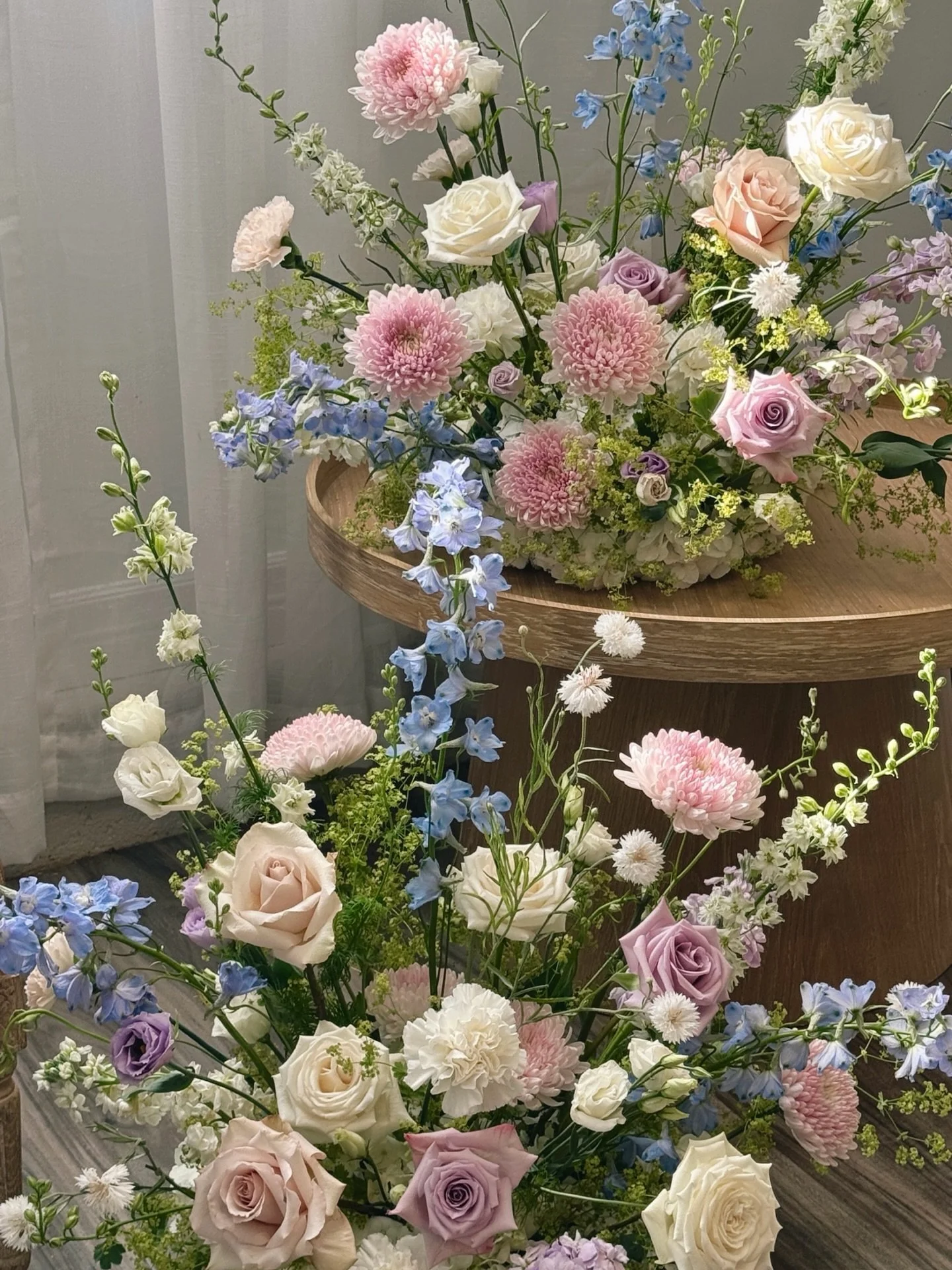 I love working with textural flowers that bring shape, movement, and a bit of wildness to a piece🍃