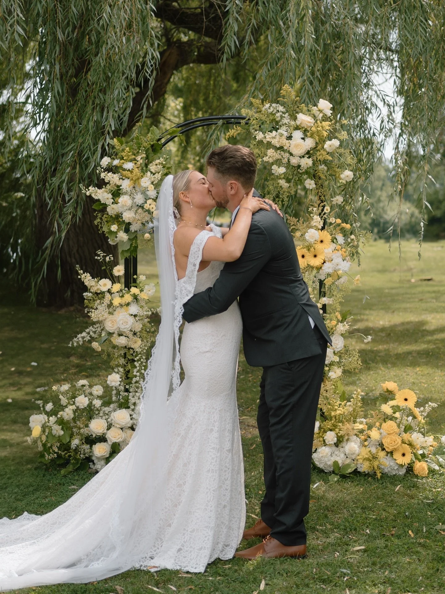 Soft, warm and totally mood boosting // A&amp;B&rsquo;s day was inspired by the butter yellow aesthetic we can&rsquo;t stop swooning over🧈✨💛

Venue: @ruthvenparknhs 
Bride: @amyparkinsonn 
Florals: @thebloomstudioca
Rentals/Decor: @kaywareweddings 